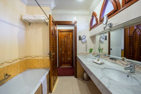  Junior Suite Bathroom