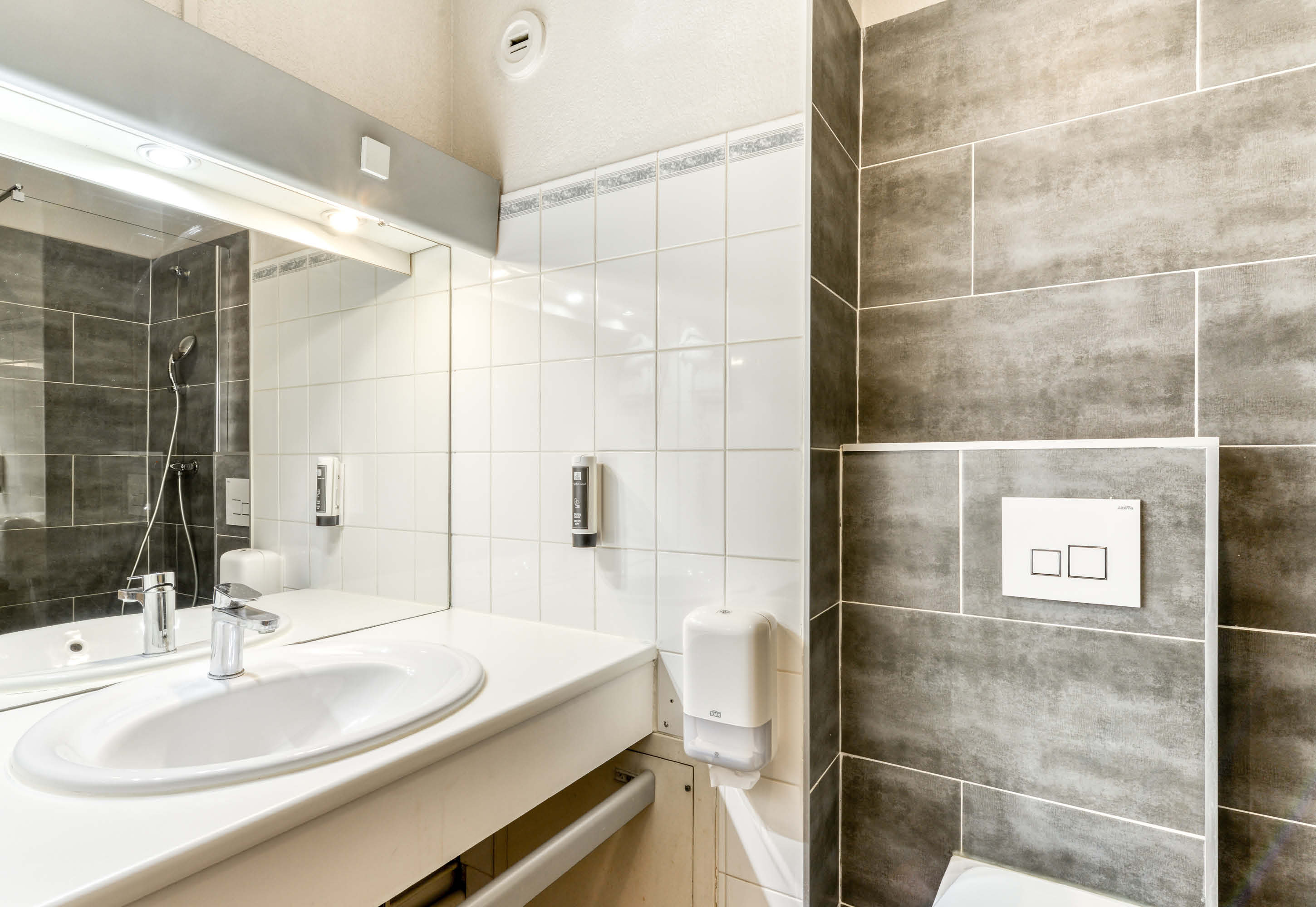 B&B HOTEL MONTPELLIER VENDARGUES-guestroom-Bathroom.jpg