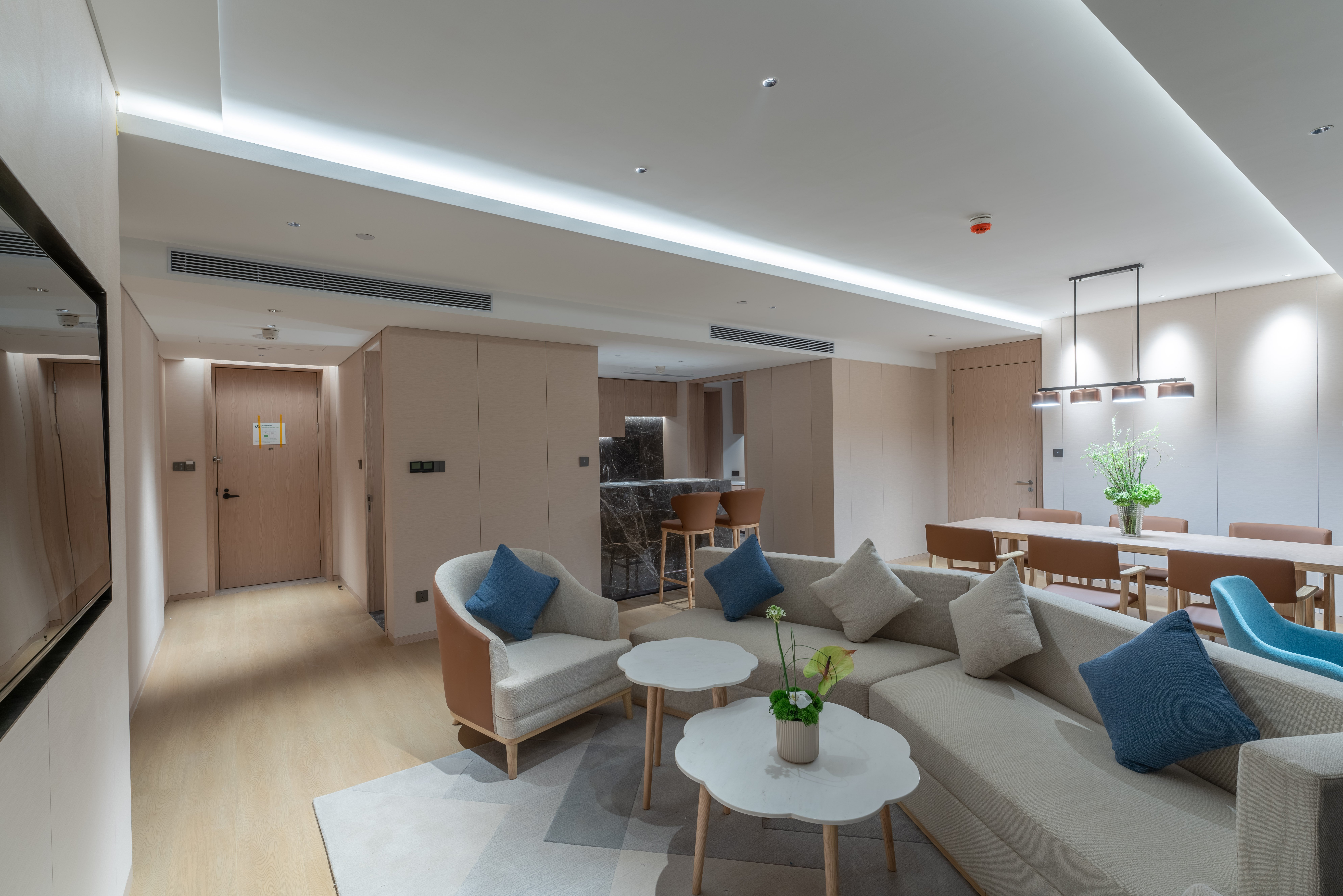 HOLIDAY INN SUNSHINE BY IHG-guestroom-Suite.jpg