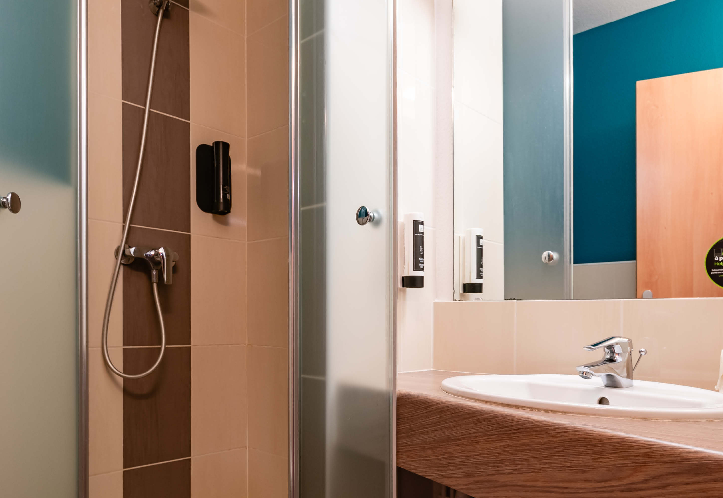 B&B HOTEL SAINT-ETIENNE MONTHIEU-guestroom-Hotel Saint Etienne Monthieu Bathroom.jpg