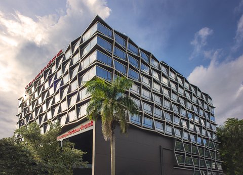 Travelodge Harbourfront Exterior