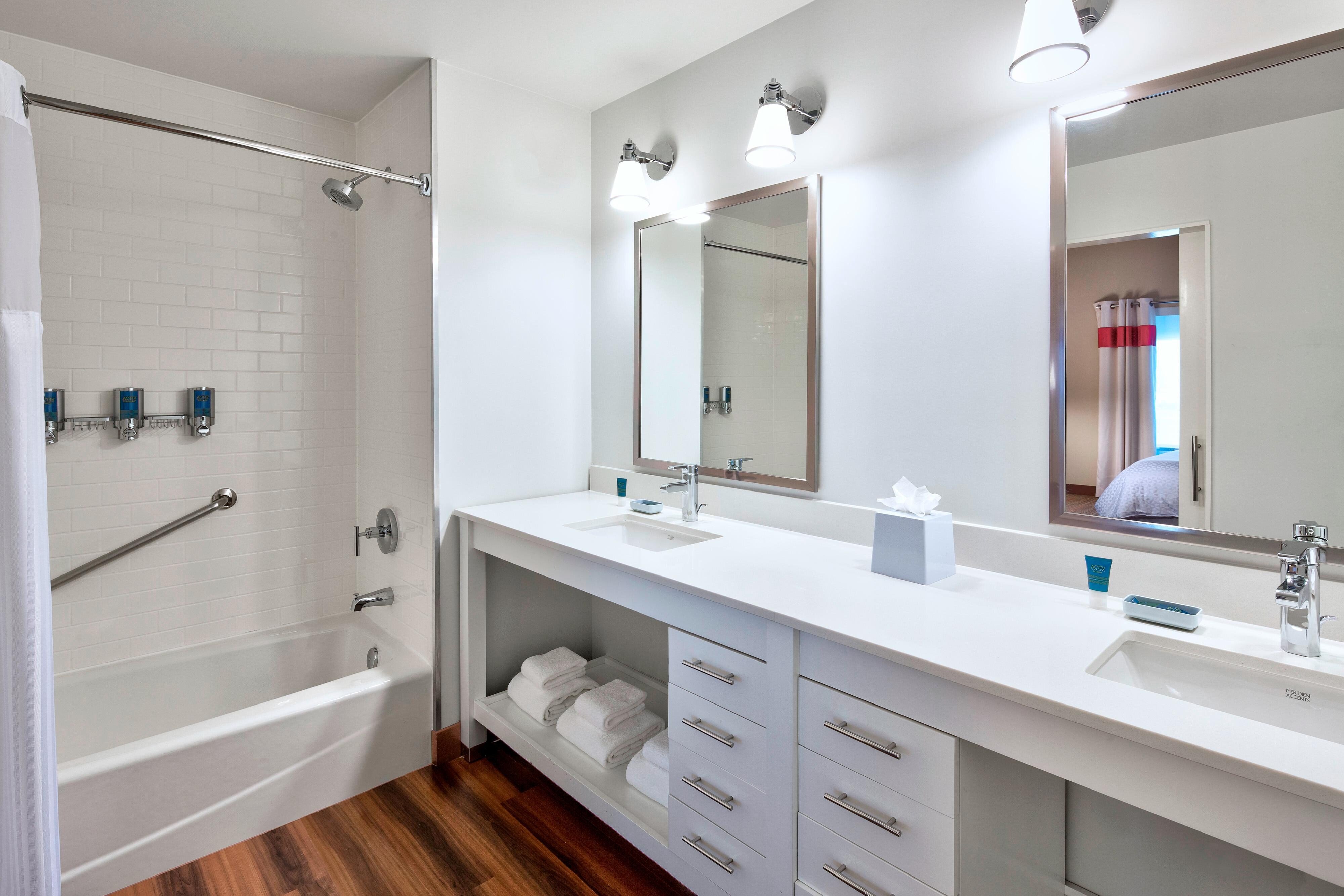 Four Points by Sheraton Dallas Fort Worth Airport North-guestroom-Guest Bathroom - Shower/Tub.jpg