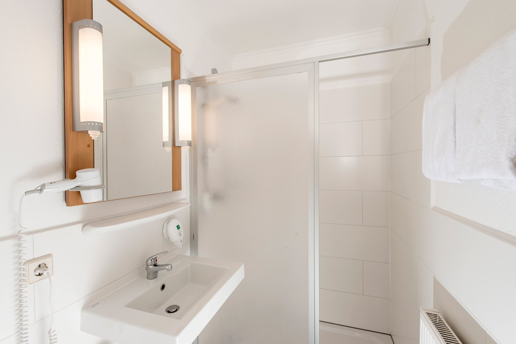 GOOD MORNING ERFURT-guestroom-TRP STANDAR TRIPLE ROOM BATHROOM.jpg