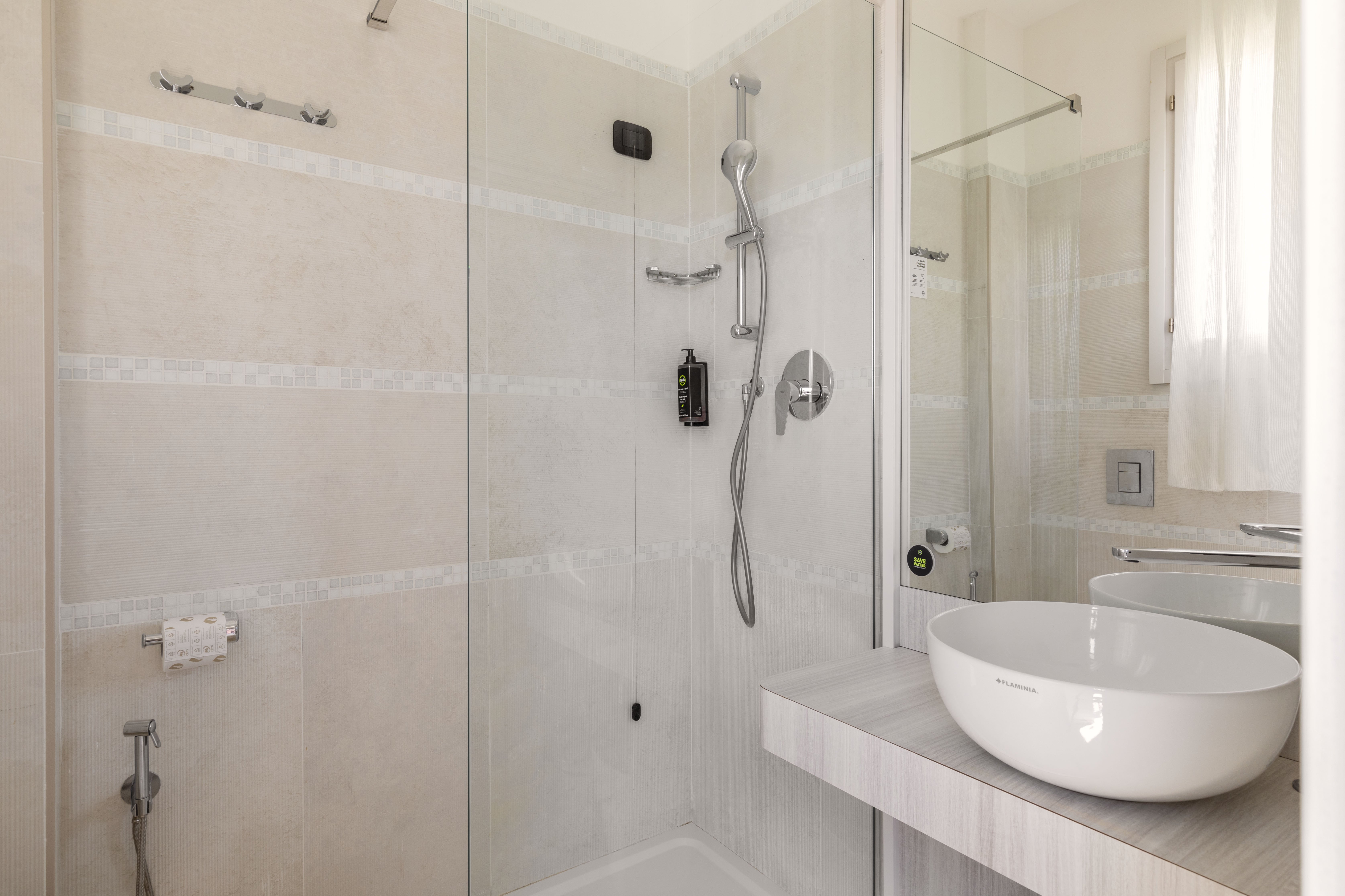 B-B HOTEL CHIOGGIA AIRONE-guestroom-BATHROOM.jpg