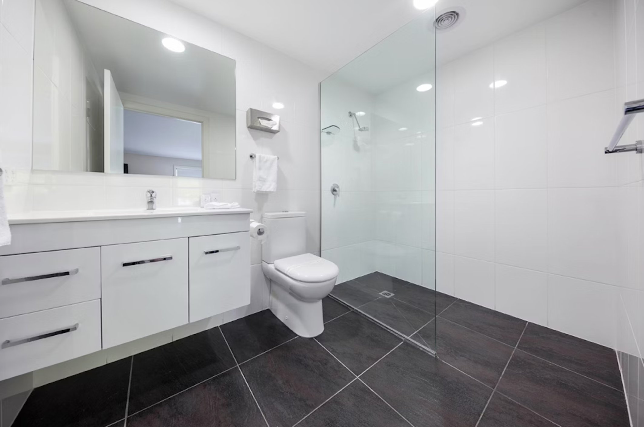 BELCONNEN WAY HOTEL-guestroom-Premium Family Room Bathroom.jpg