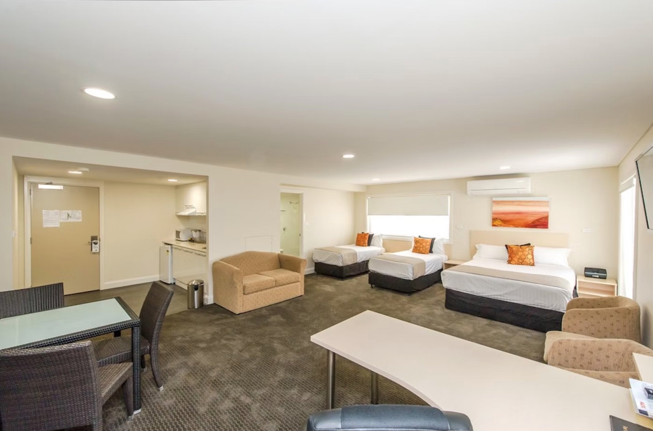 BELCONNEN WAY HOTEL-guestroom-Premium Family Room.jpg