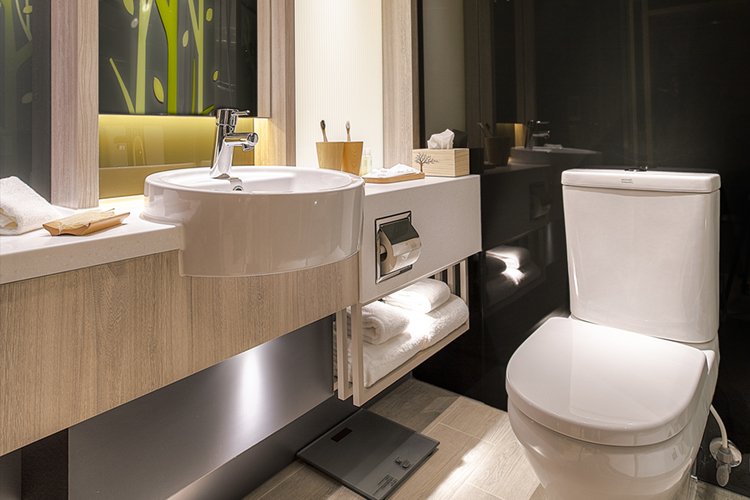STANFORD HILLVIEW HOTEL-guestroom-BANYAN BATHROOM.jpg