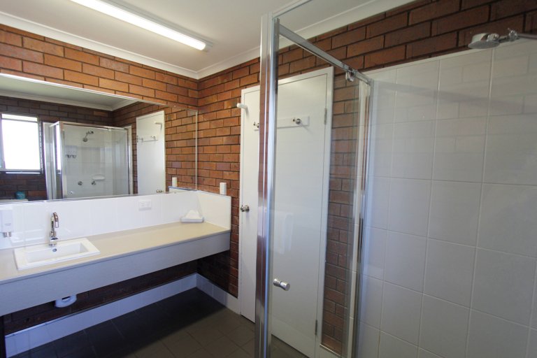 BLUE SHADES MOTEL-guestroom-Executive Queen Bathroom.jpg