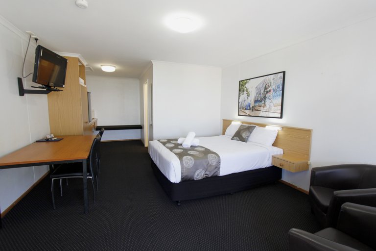 BLUE SHADES MOTEL-guestroom-Deluxe Suite.jpg