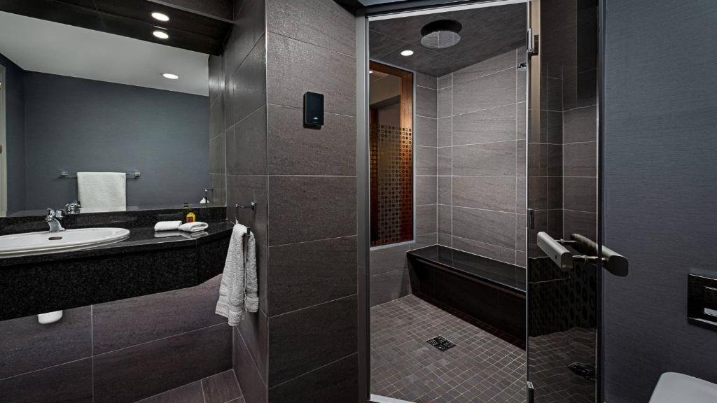 GN MIDLANDS PARK HOTEL-guestroom-Ensuite Bathroom Junior Suite.jpg