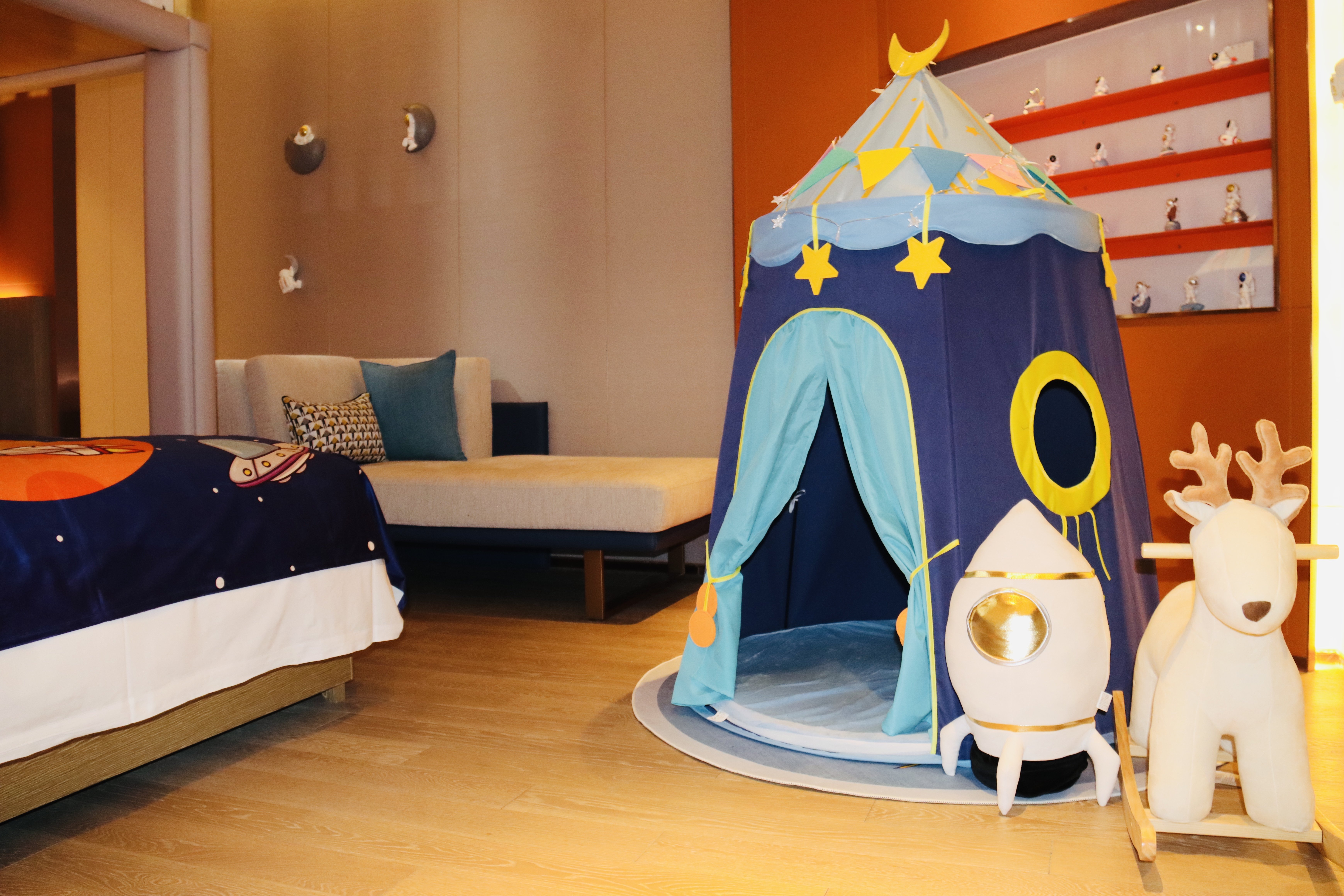 VOCO QINDU LEGEND BY IHG-guestroom-King Grand Kid Theme.jpg