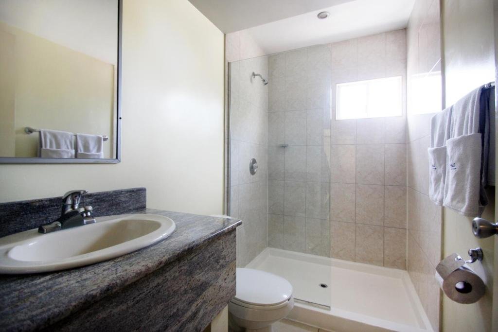 HOTEL ASTOR-guestroom-Comfort King Bathroom.jpg