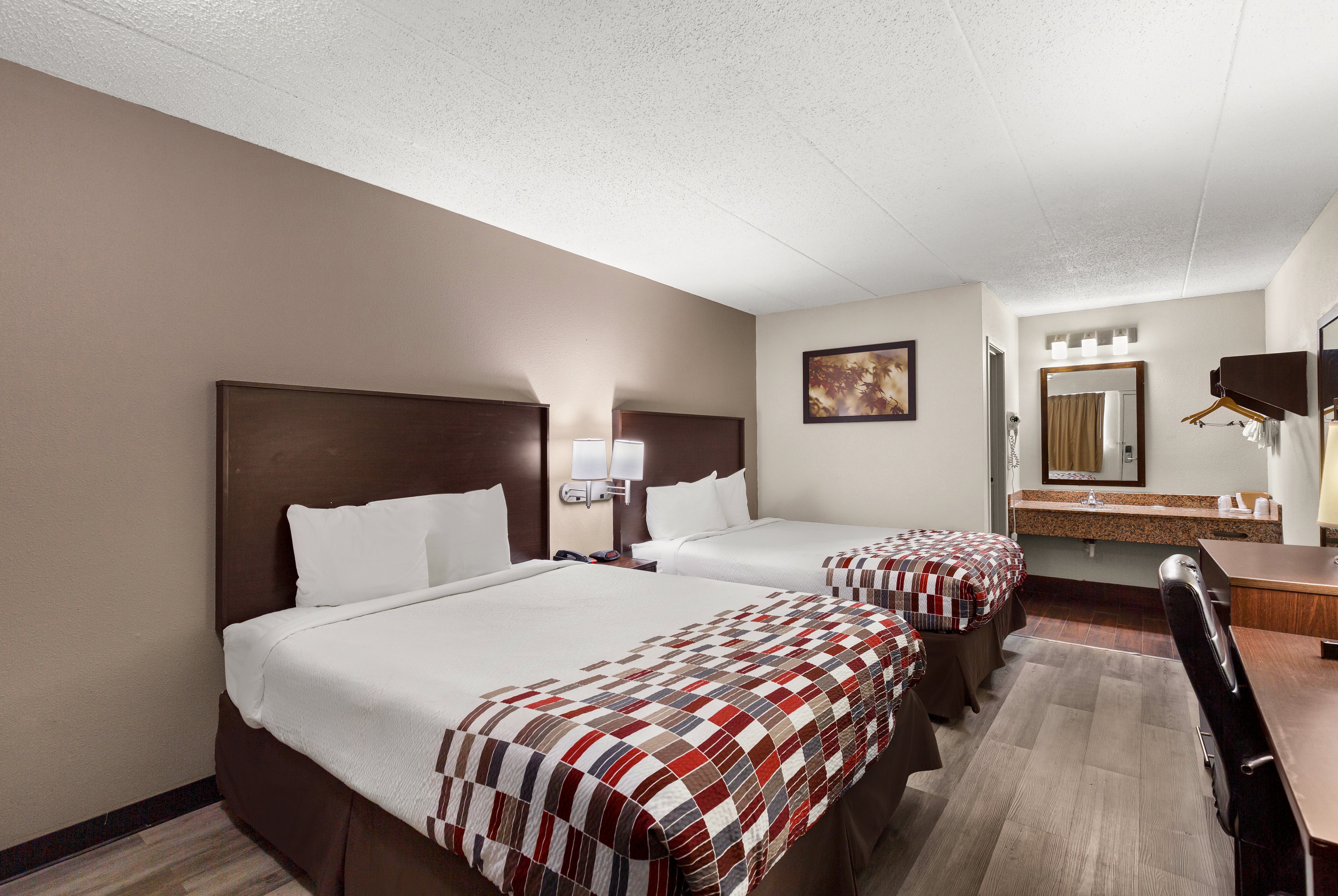 RED ROOF SPRINGFIELD IL-guestroom-Queen.jpg