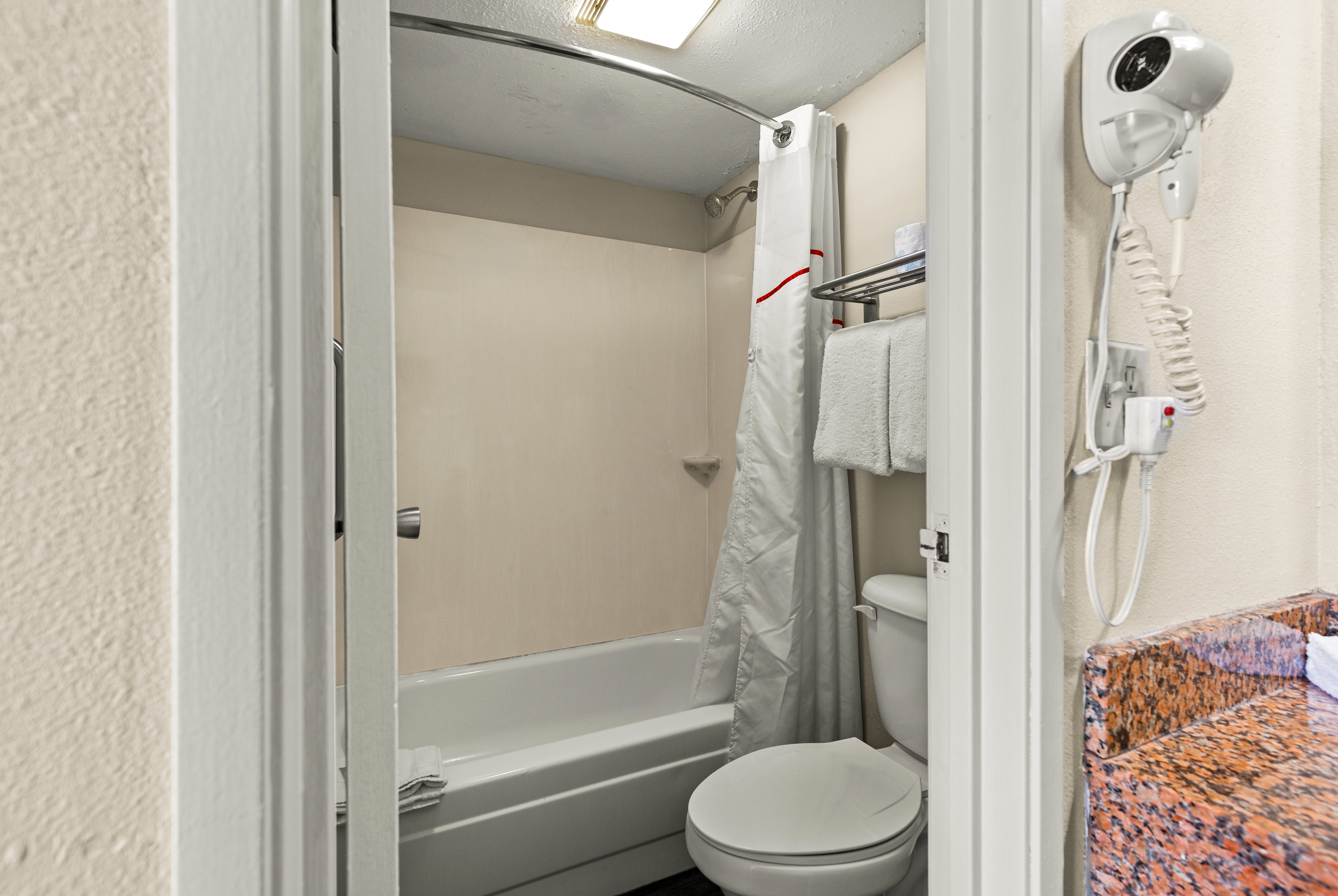 RED ROOF SPRINGFIELD IL-guestroom-Bath.jpg