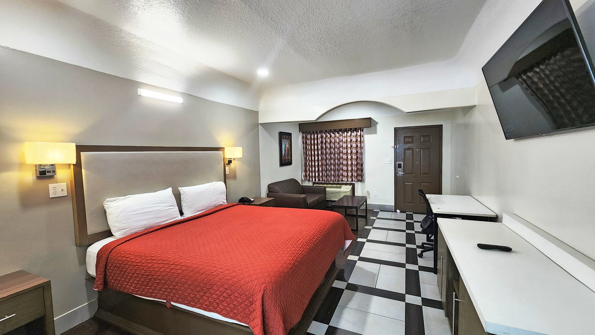 SCOTTISH INNS AND SUITES-guestroom-STXHH King.jpg