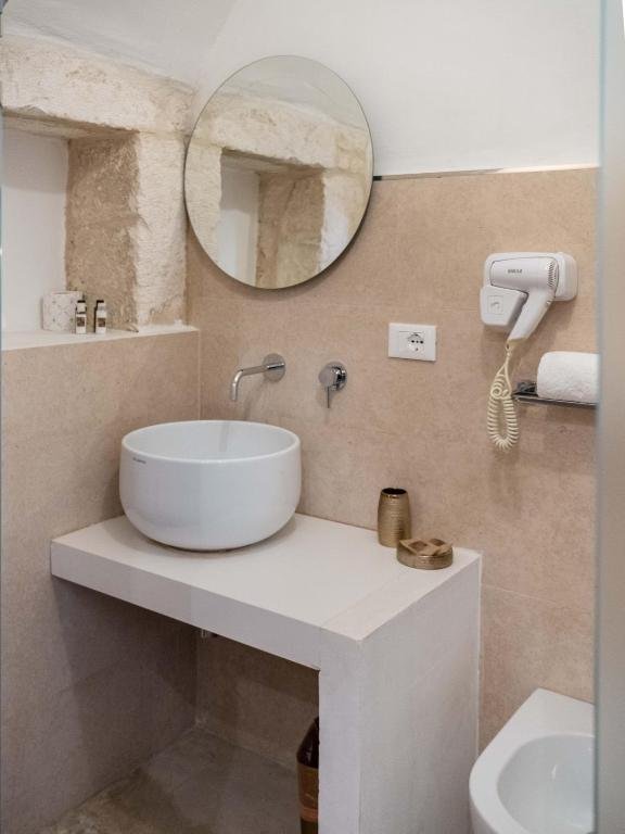 DAMA BIANCA BOUTIQUE HOTEL OSTUNI-guestroom-BATHROOM.jpg