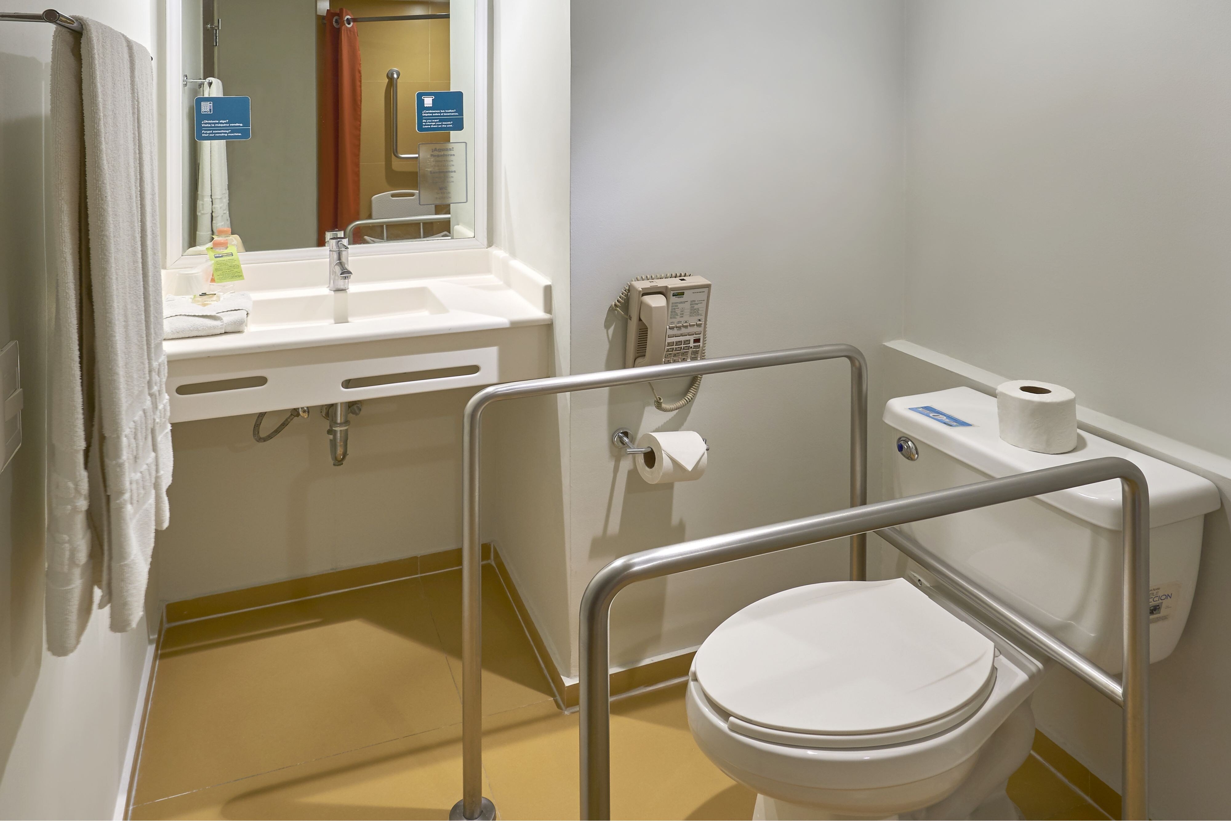 City Express Junior by Marriott Guadalajara Periferico Sur-guestroom-Bathroom.jpg