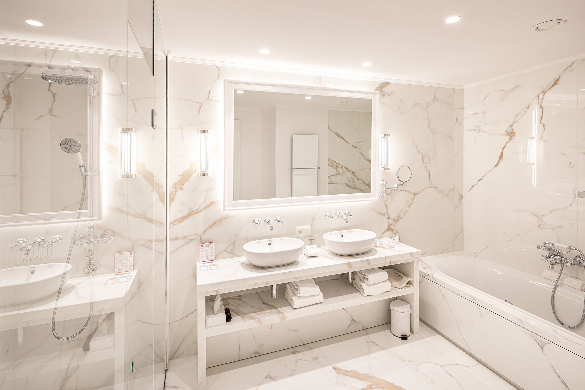 Hotel de Tuilerieen-guestroom-Bathroom.jpg