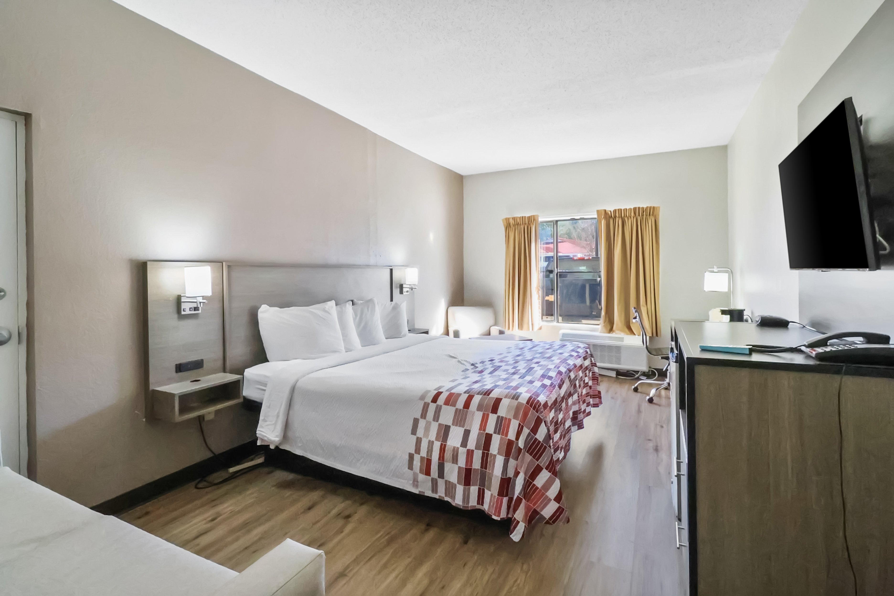 RED ROOF SUITES FAYETTEVILLE-guestroom-Superior King.jpg