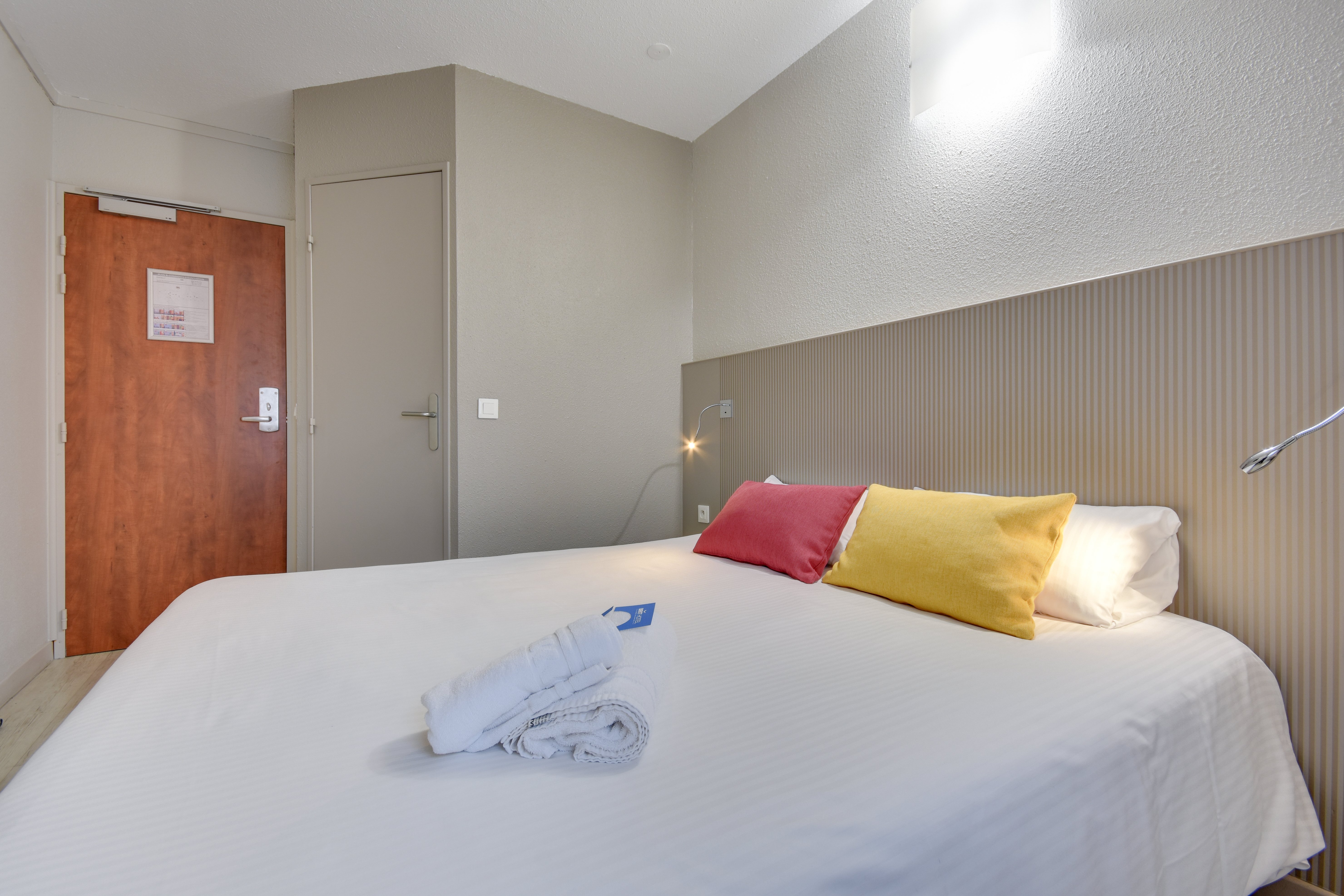 BRIT HOTEL LILLE CENTRE-guestroom-Chambre Double Vue HD.jpg