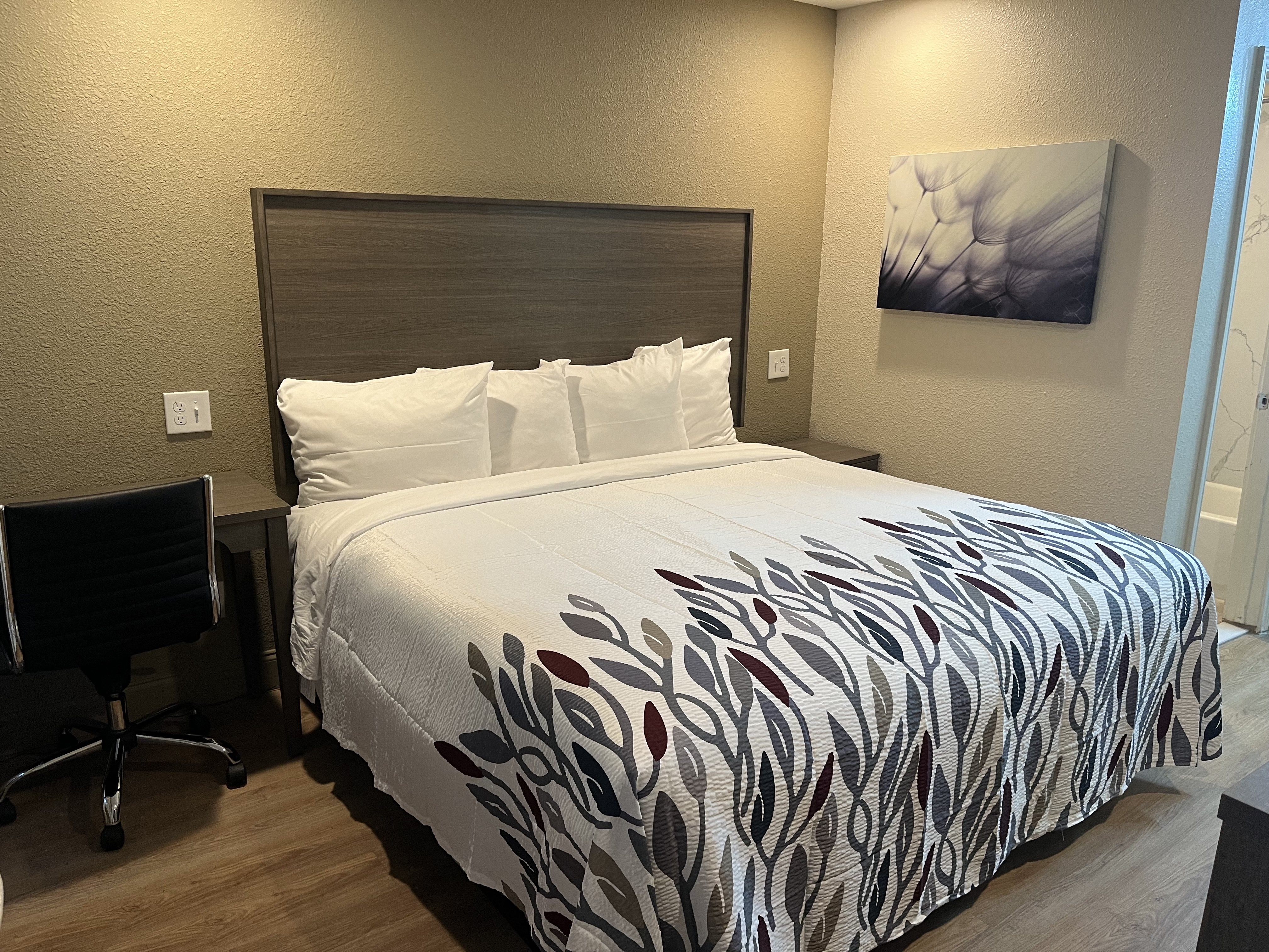 RED ROOF HALTOM CITY-guestroom-Superior King.jpg