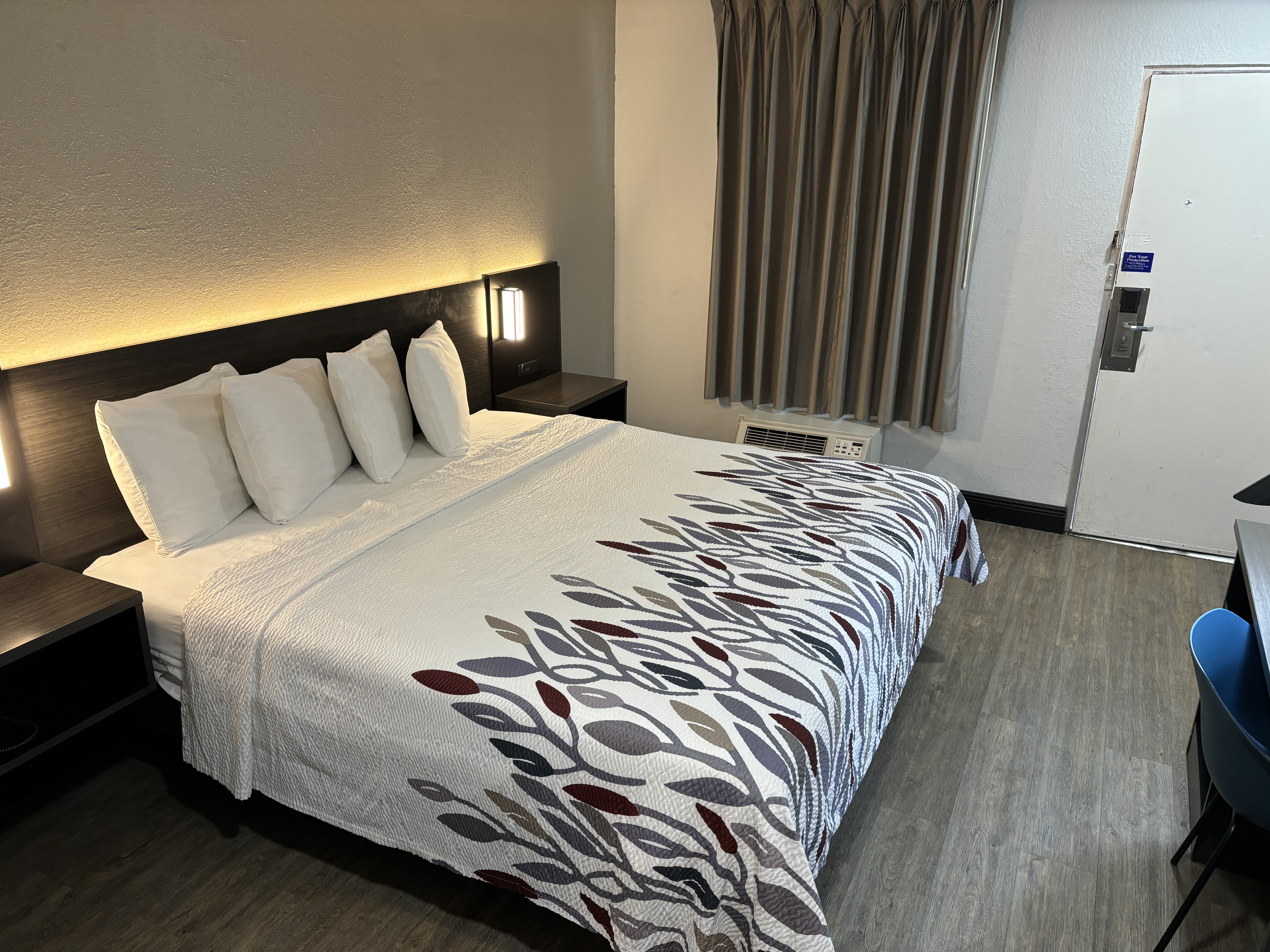 RED ROOF WILDWOOD, FL -THE VILLAGES-guestroom-Deluxe King.jpg