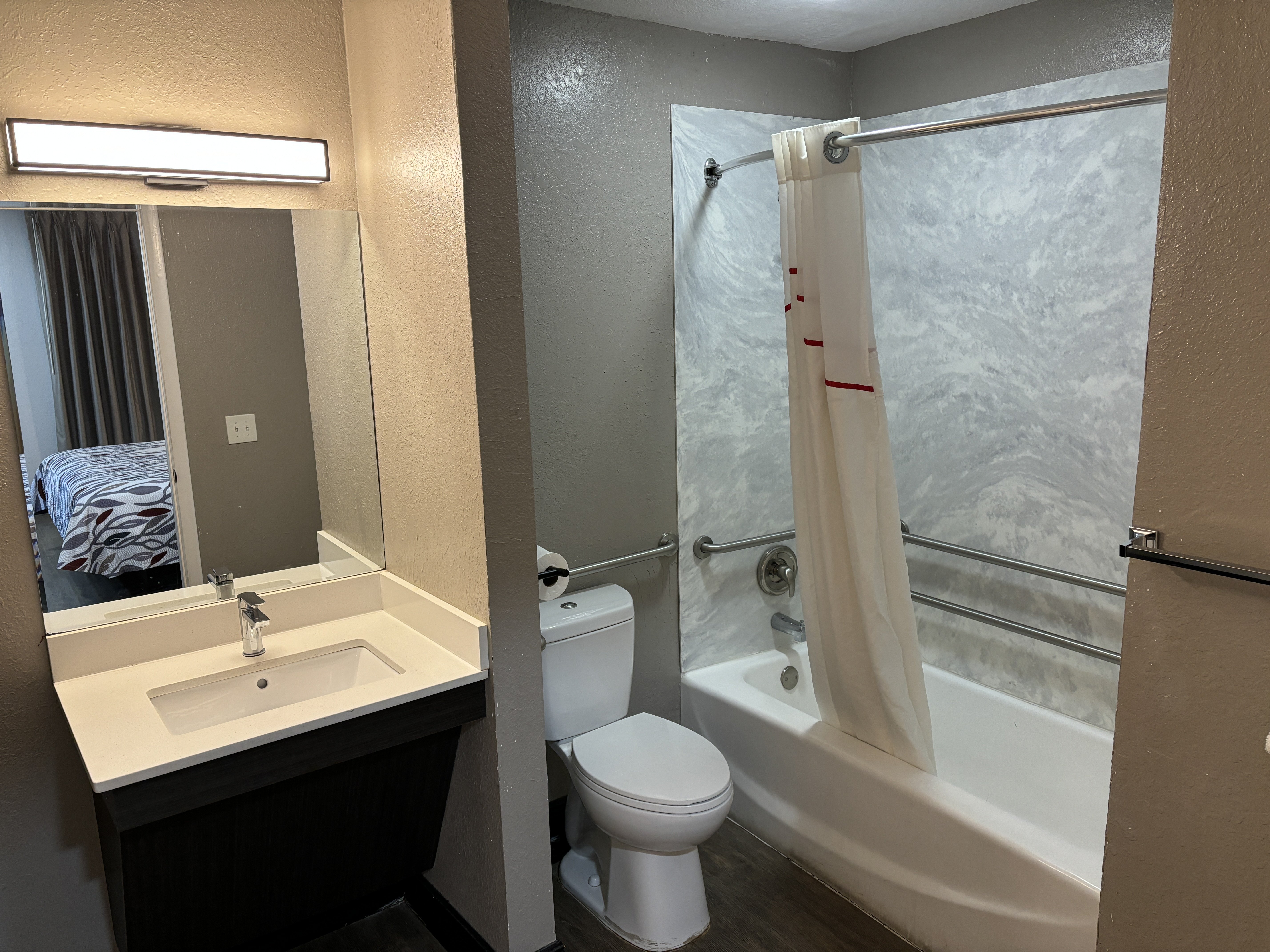RED ROOF WILDWOOD, FL -THE VILLAGES-guestroom-ADA Bath.jpg