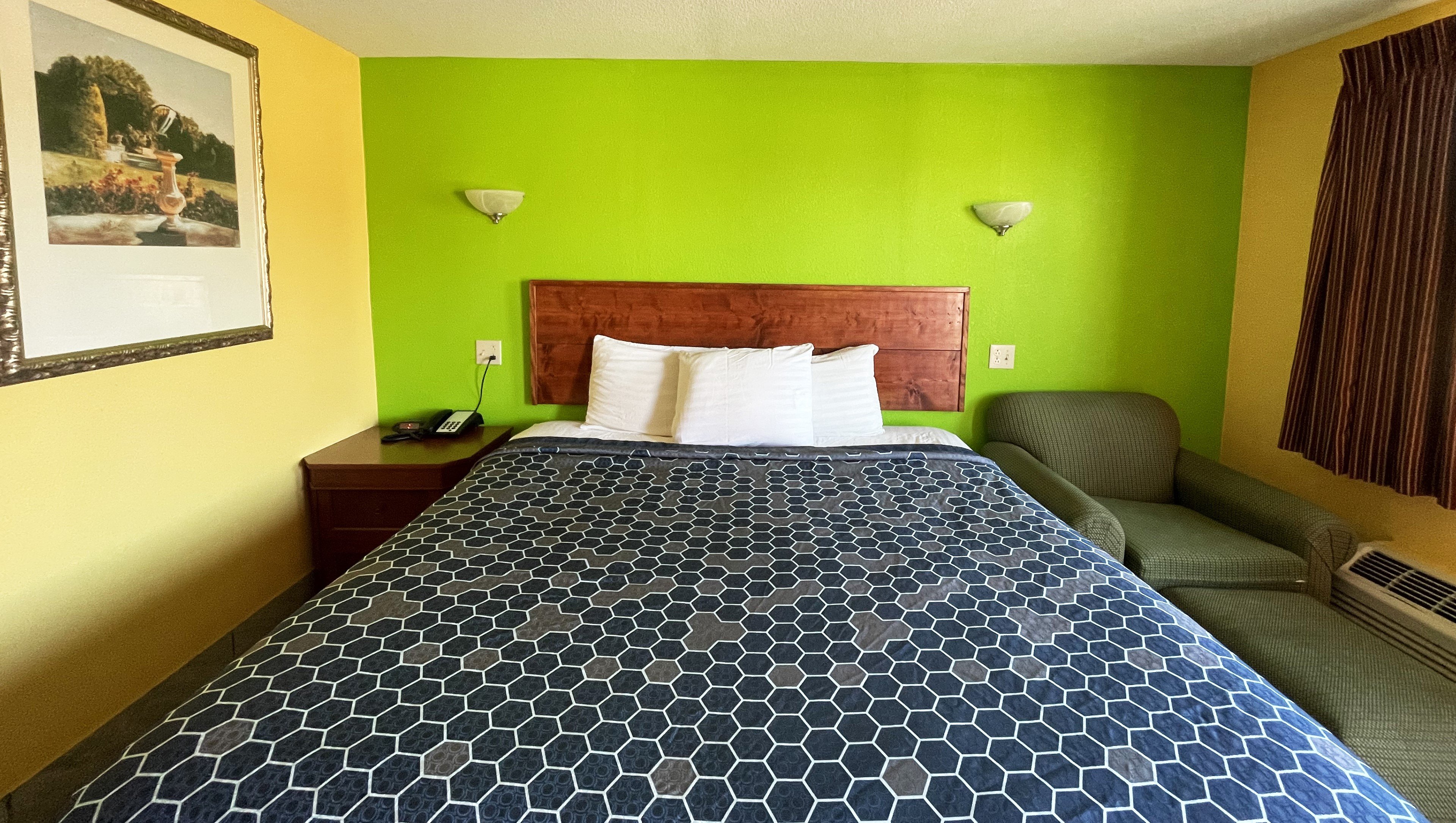 Royal Inn Linden-guestroom-Royal Inn Linden TX King.jpg