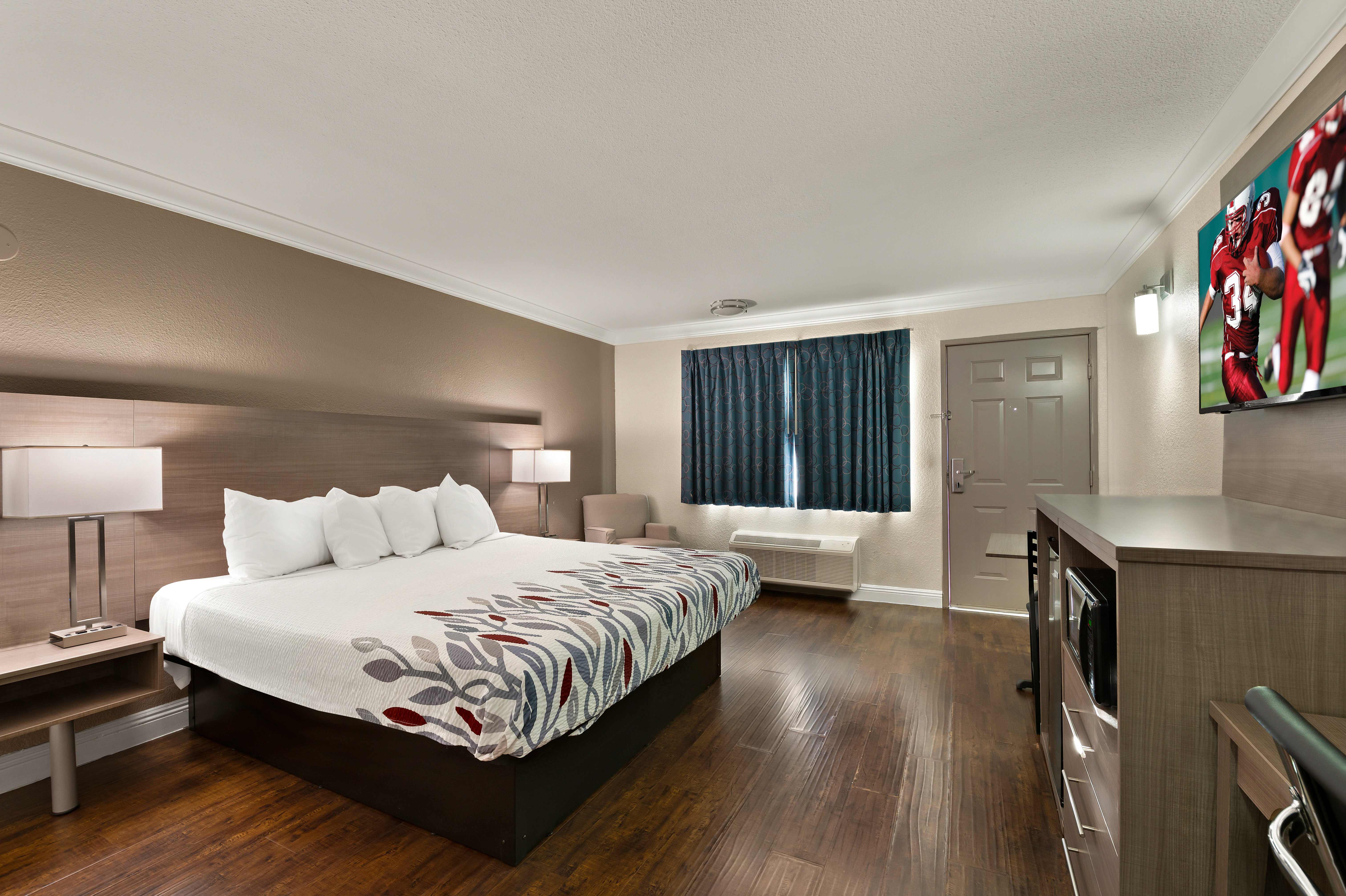 RED ROOF LOS ANGELES - BELLFLOWER-guestroom-Superior King.jpg