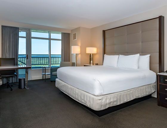 GRAND PEQUOT TOWER-guestroom-Deluxe King.jpg
