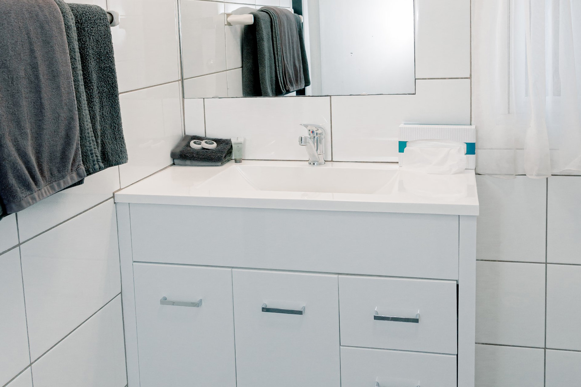 GUNDAGAI MOTEL-guestroom-Bathroom.jpg