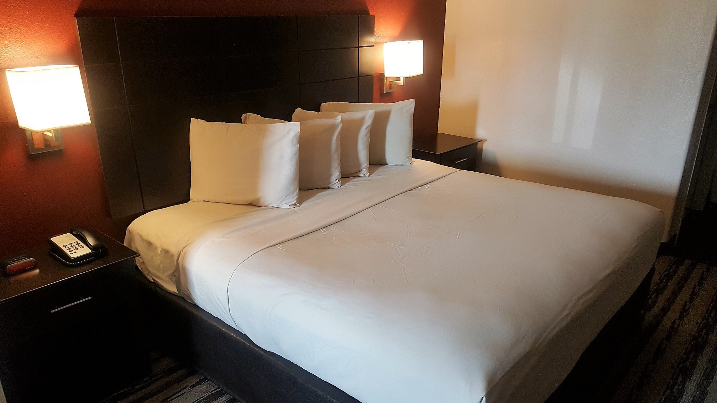 RED ROOF SUITES HUMBLE-guestroom-Superior King.jpg