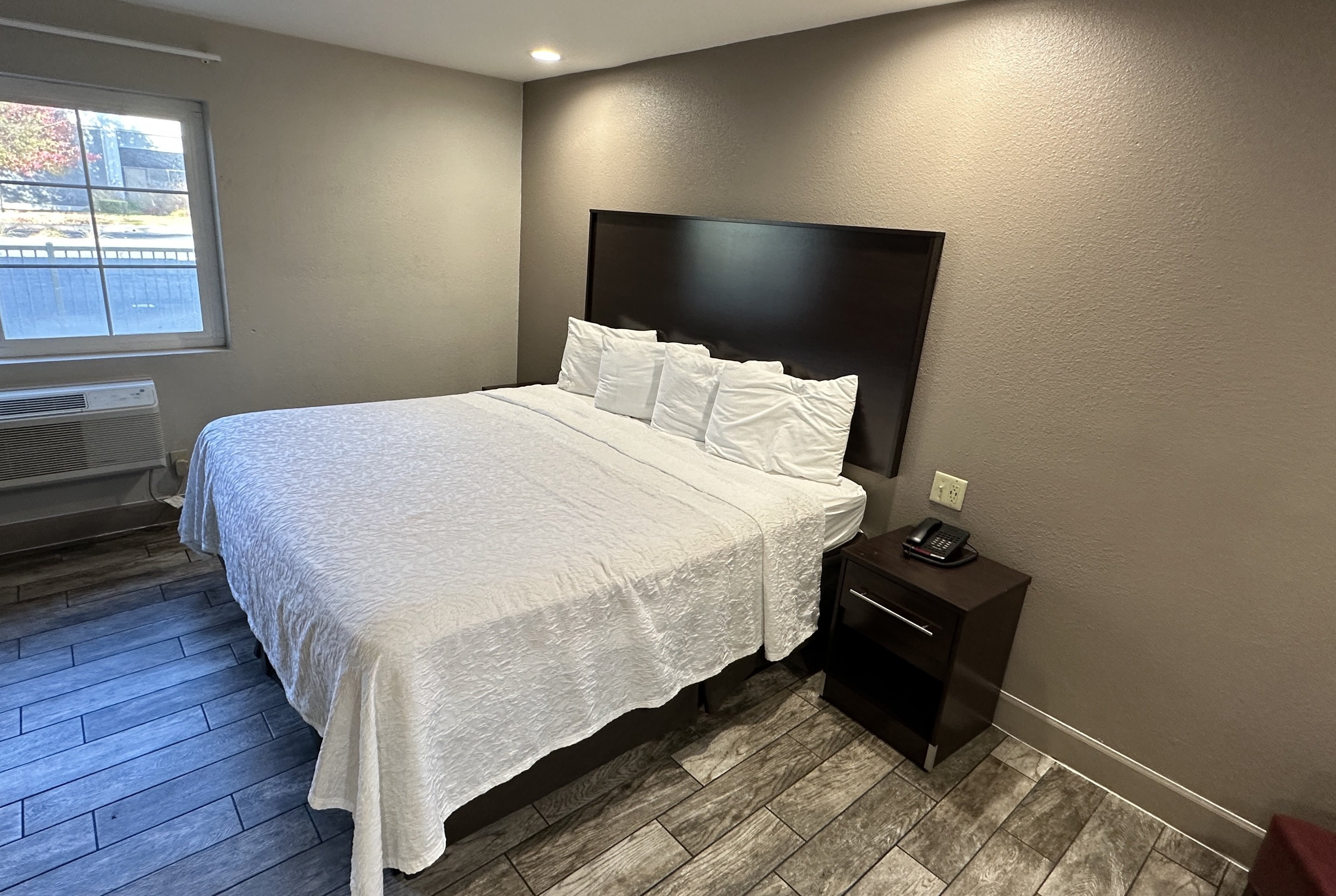 RED ROOF HAYWARD-guestroom-Standard King.jpg