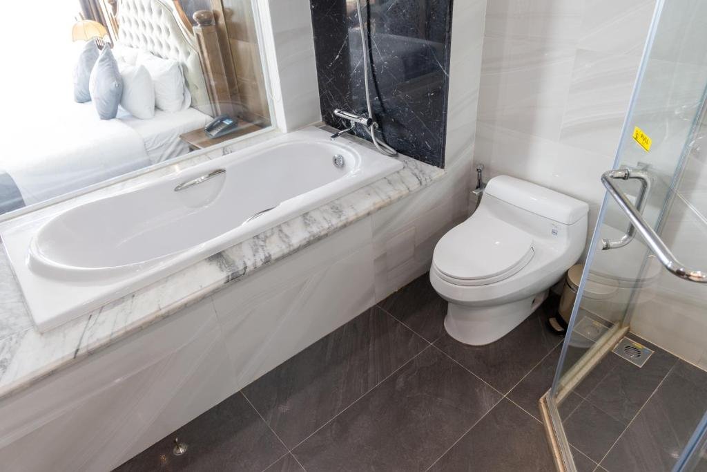 CAT BA PARADISE HOTEL-guestroom-BATHROOM.jpg