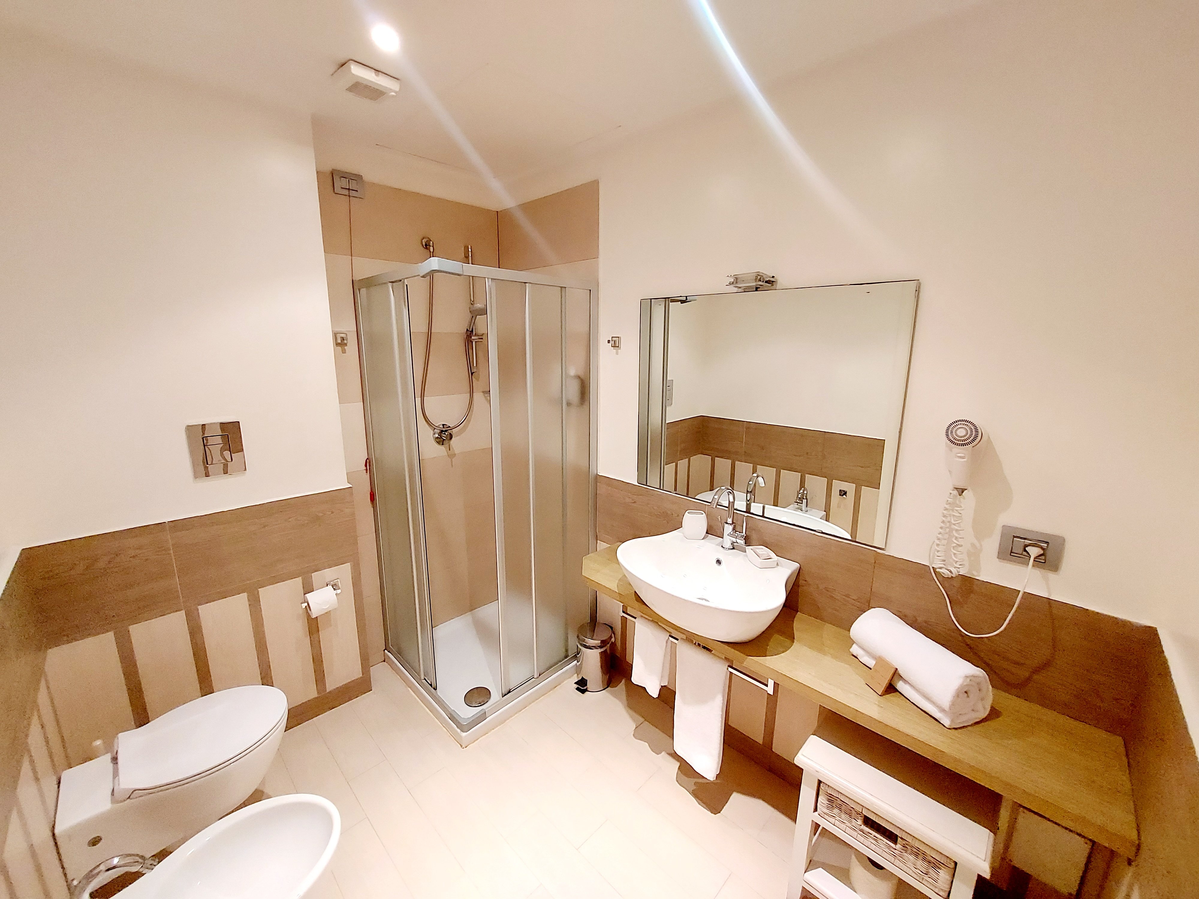 LA VILLA DEL MARE-guestroom-BATHROOM.jpg