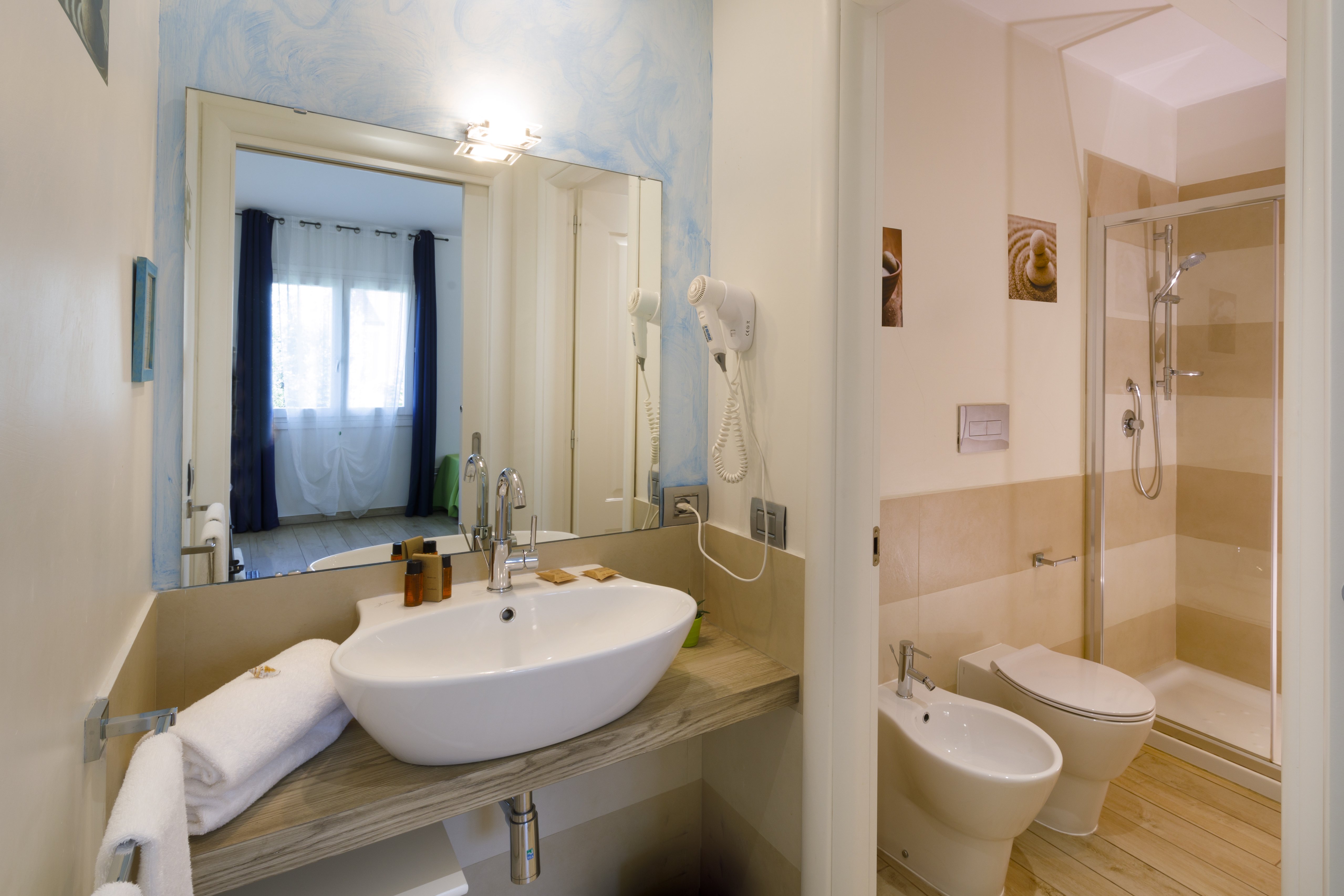 LA VILLA DEL MARE-guestroom-JUNIOR SUITE BAGNO.jpg