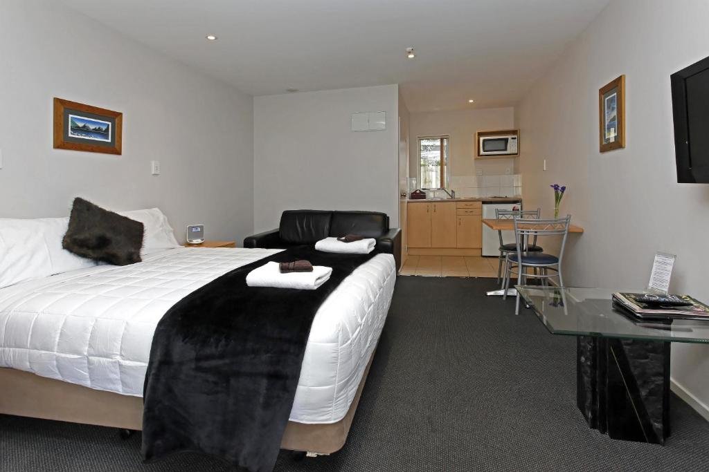 Amalfi Motor Lodge-guestroom-Amalfi Room.jpg