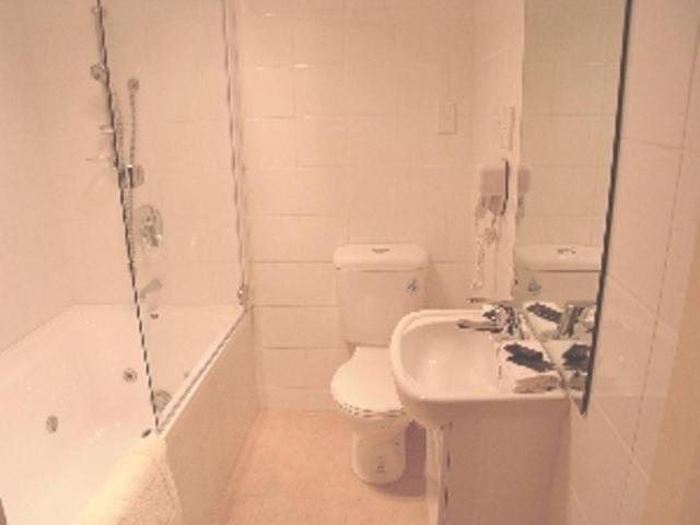 Amalfi Motor Lodge-guestroom-Amalfi Bathroom.jpg