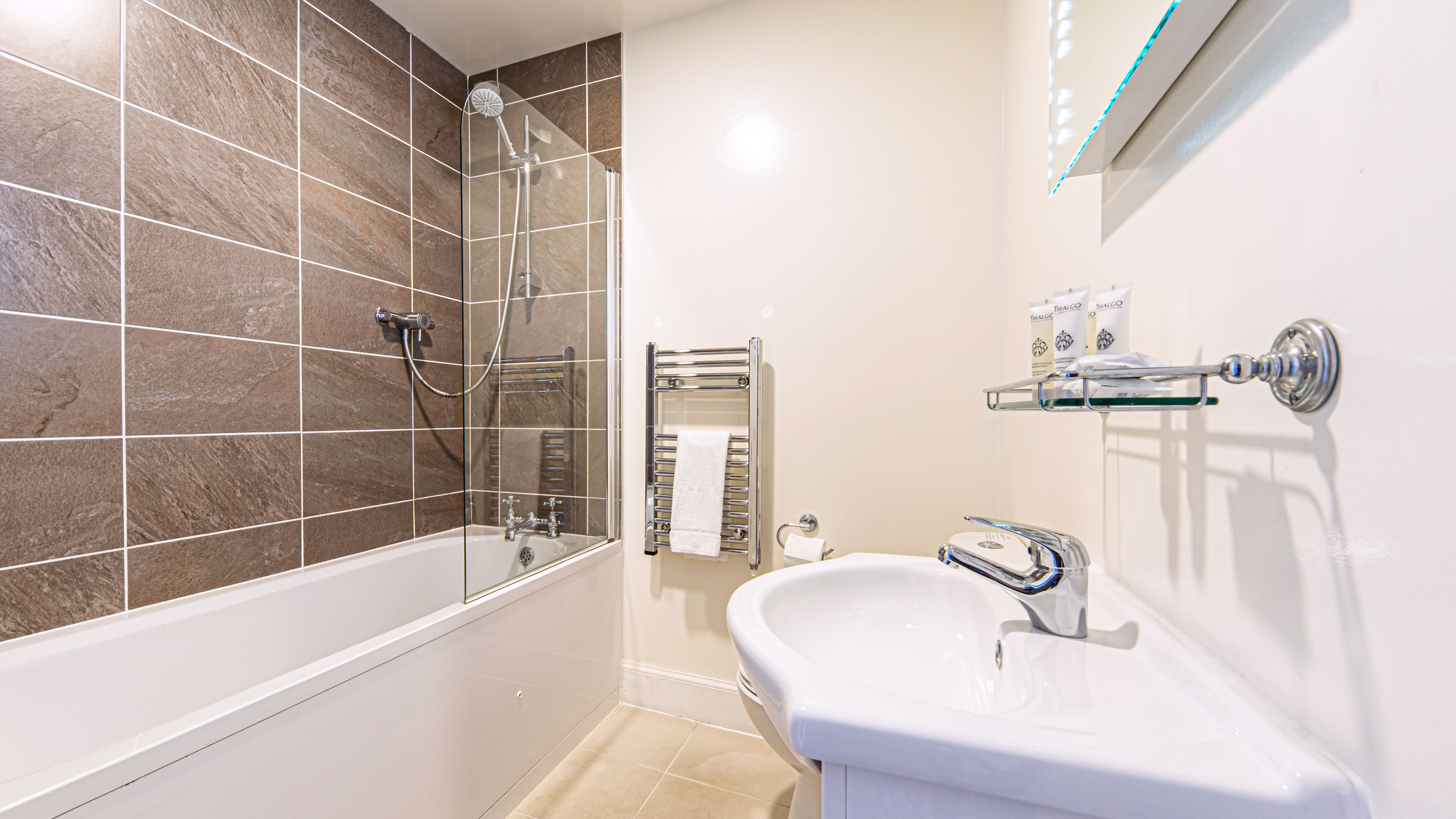 CBH SCOTLANDS SPA HOTEL-guestroom-Bathroom.jpg