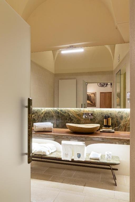 POLLICASTRO BOUTIQUE HOTEL-guestroom-Bathroom.jpg
