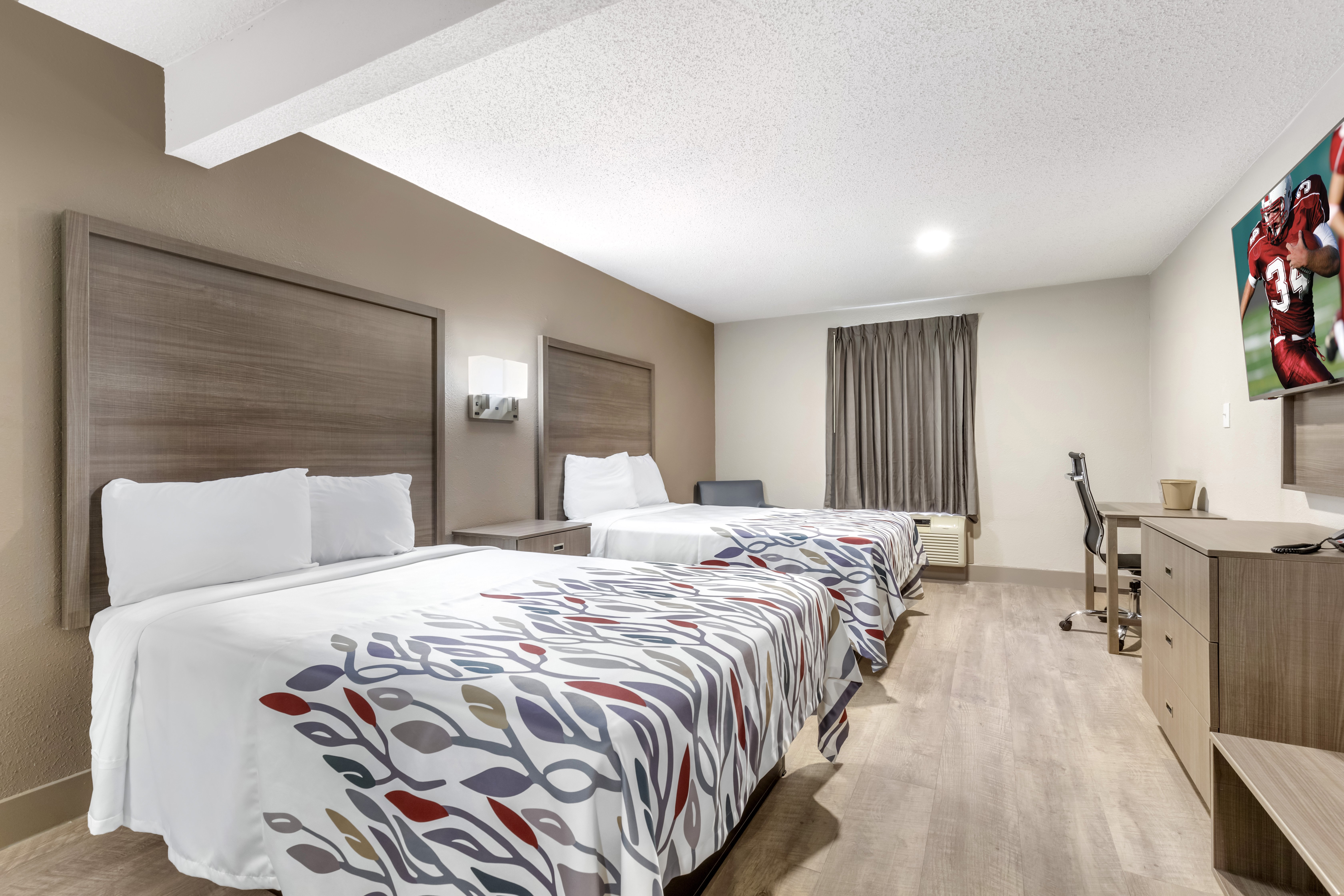 RED ROOF NEWPORT NEWS-guestroom-Suite Full Kitchenette.jpg