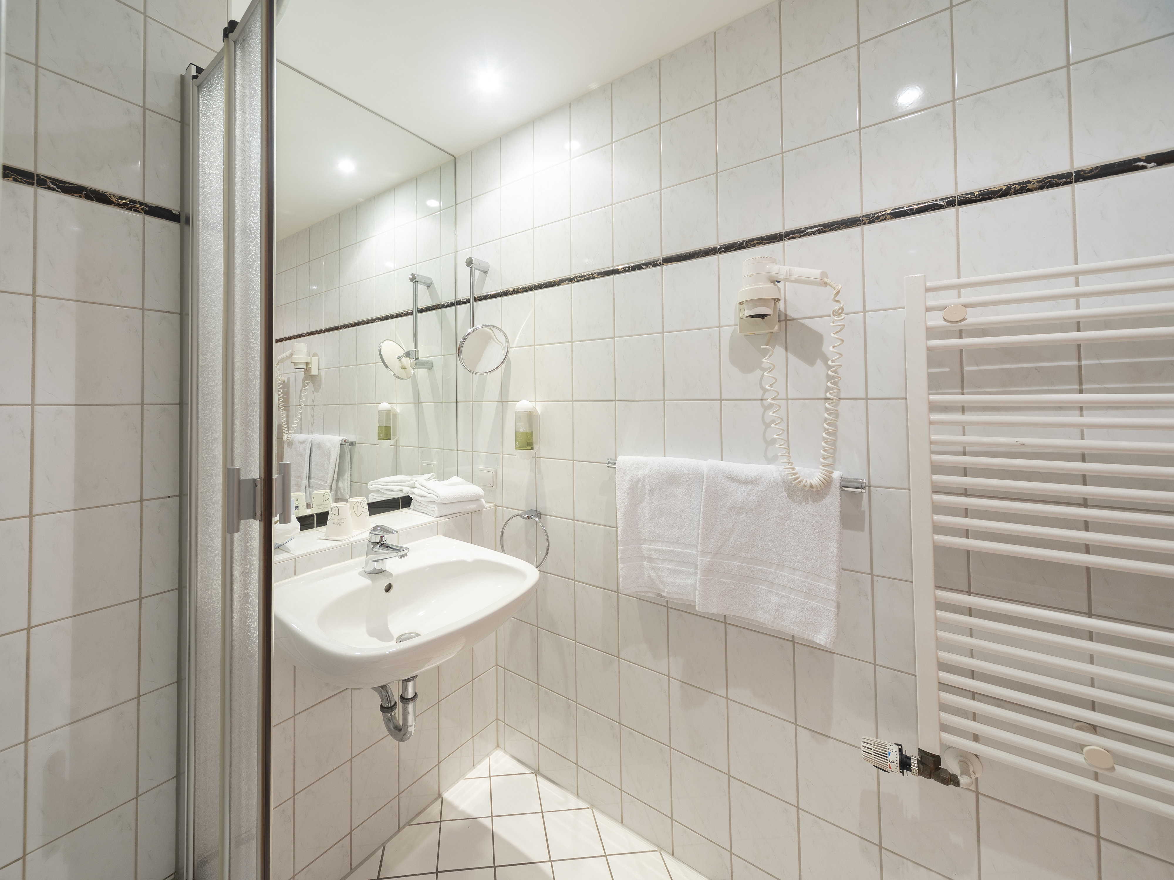 B&B HOTEL GOTHA-HBF-guestroom-Hotel Gotha Bathroom.jpg