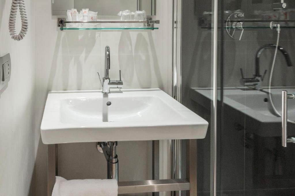 TAG HOTEL FANO-guestroom-BATHROOM.jpg