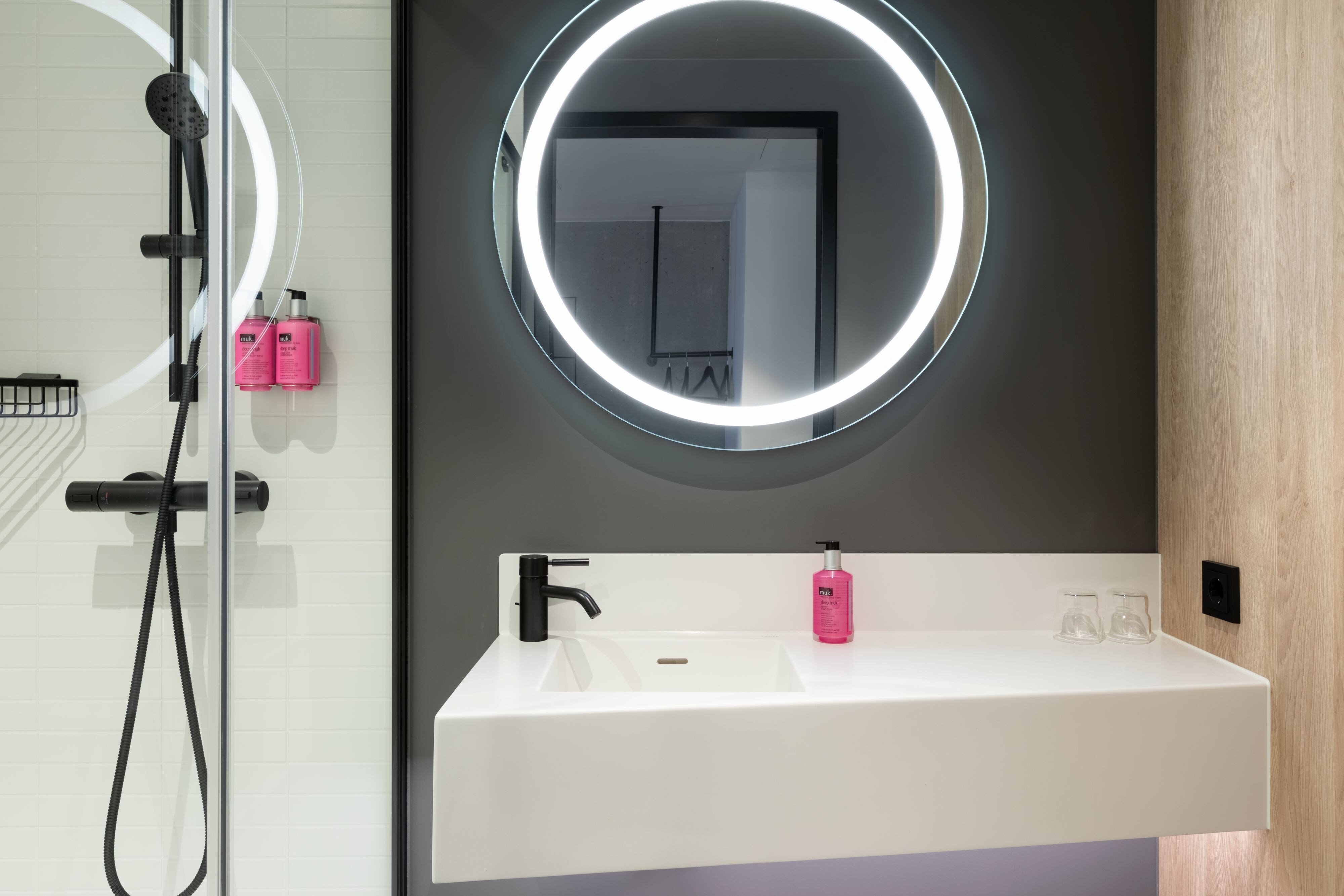 Moxy Outletcity Metzingen-guestroom-Moxy Bathroom.jpg