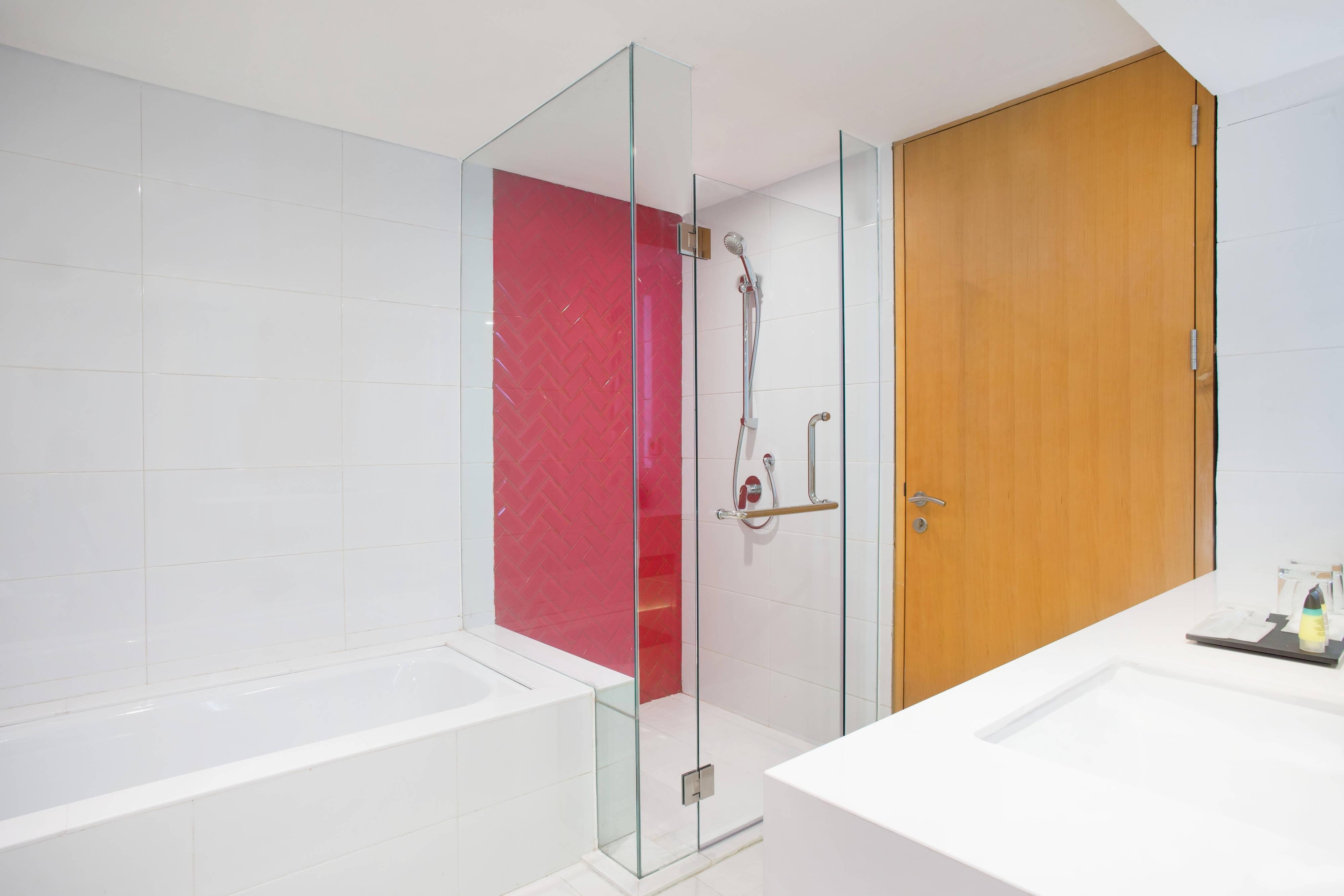 Four Points by Sheraton Surabaya Tunjungan Plaza-guestroom-Premium Suite - Bathroom.jpg