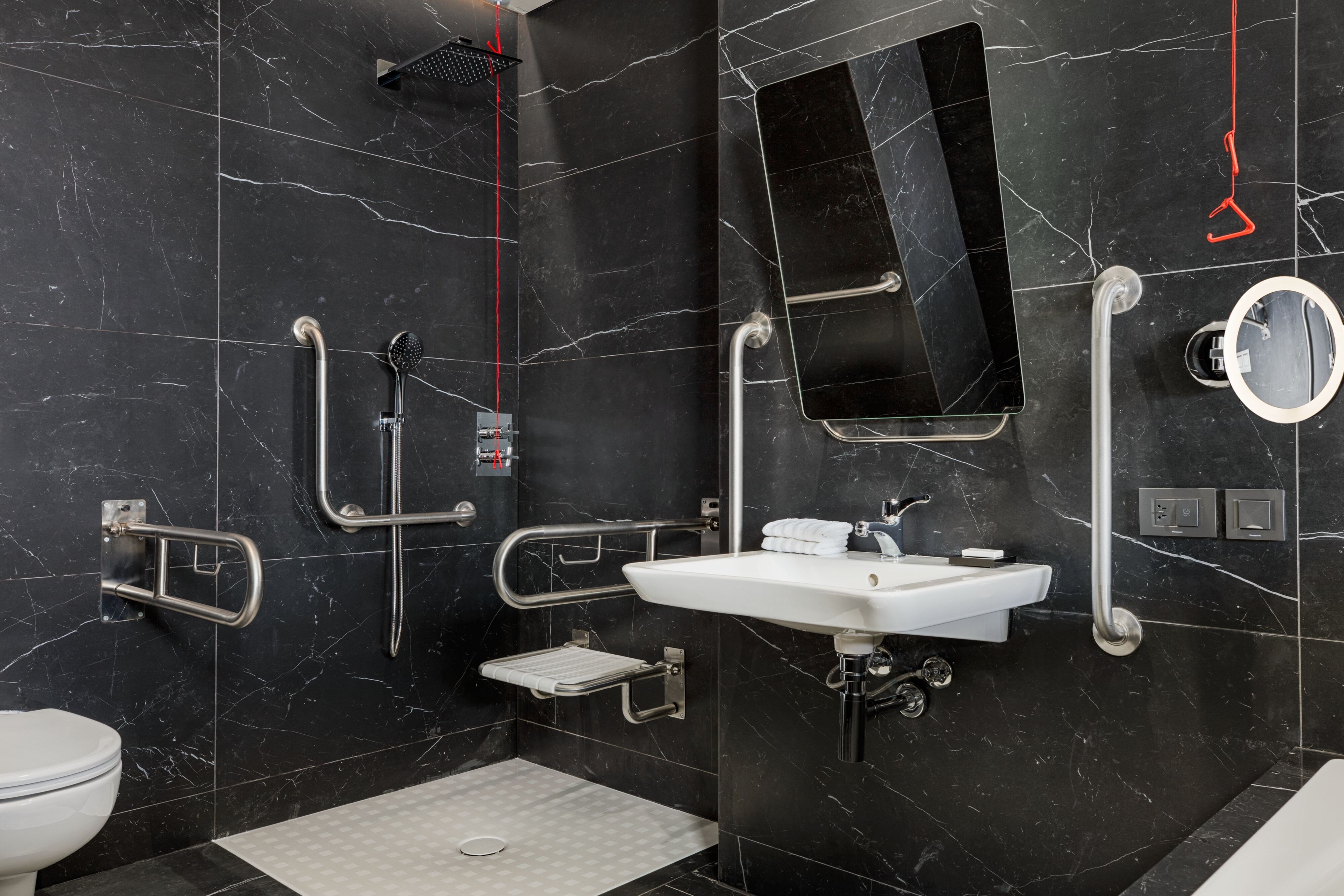 Le Meridien Batumi-guestroom-Accessible Bathroom.jpg