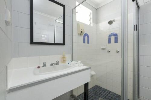 INNISFAIL CITY MOTEL-guestroom-BATHROOM.jpg