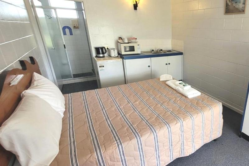 INNISFAIL CITY MOTEL-guestroom-GUESTROOM.jpg