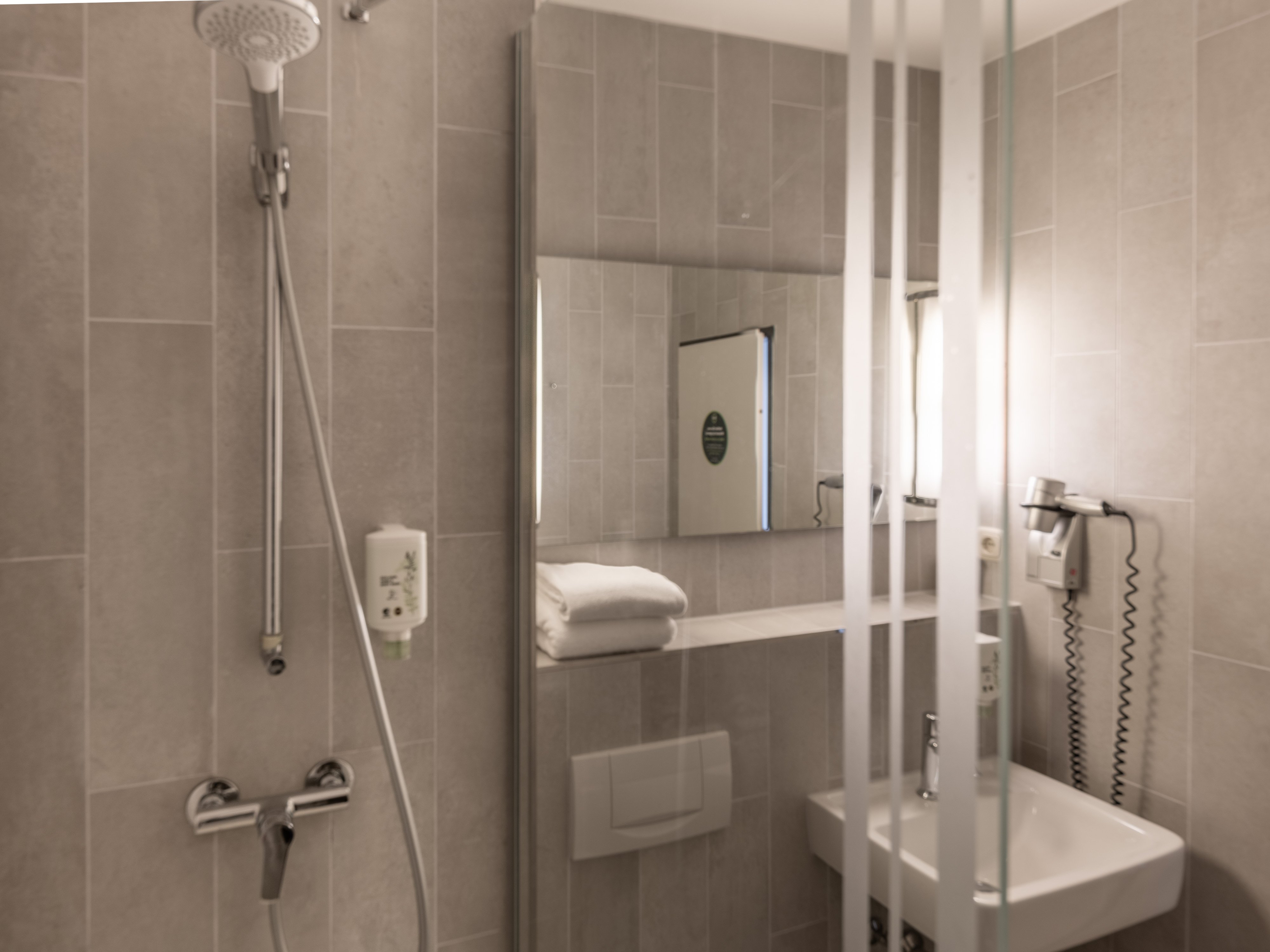 B&B HOTEL AACHEN-CITY-guestroom-Hotel Aachen City Ost Bathroom.jpg