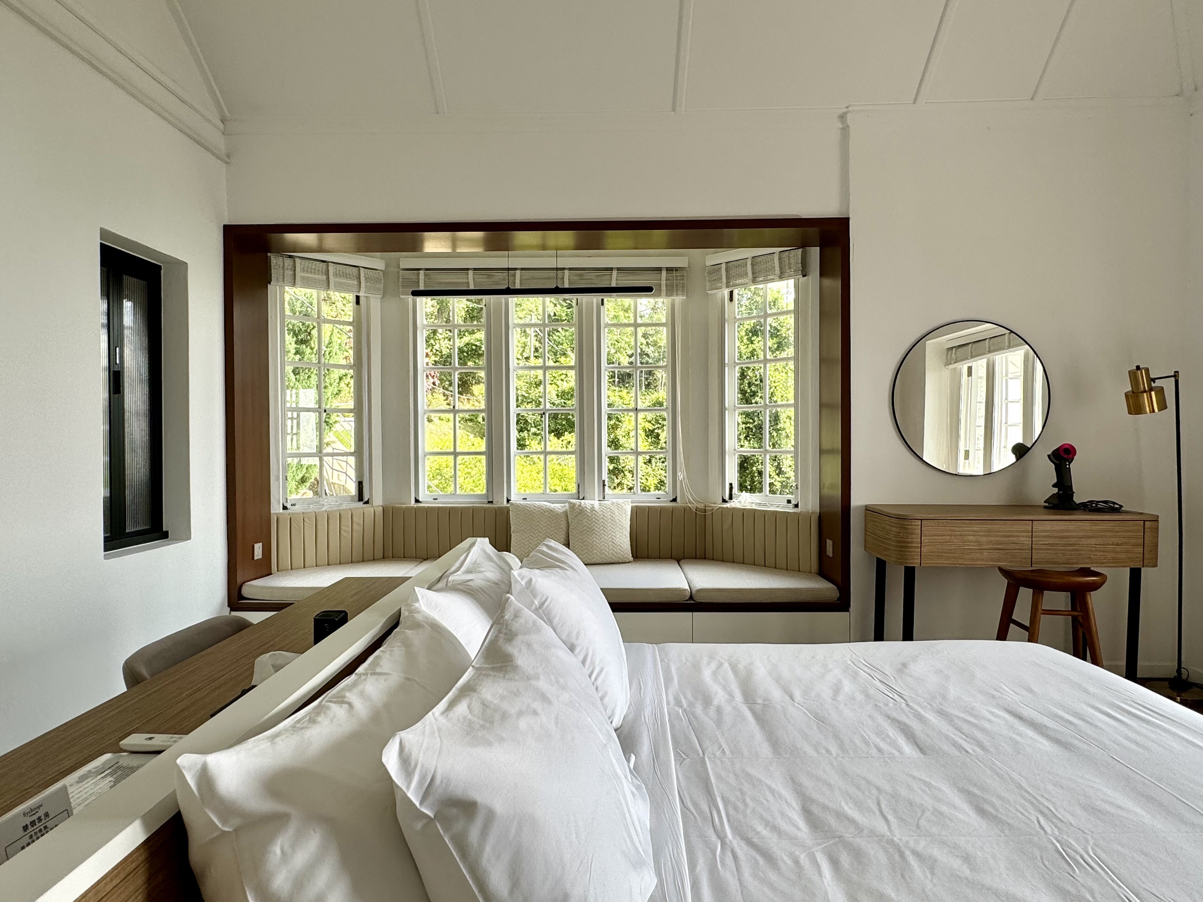 EYTHROPE BOUTIQUE VILLA-guestroom-Lacewing Suite.jpg